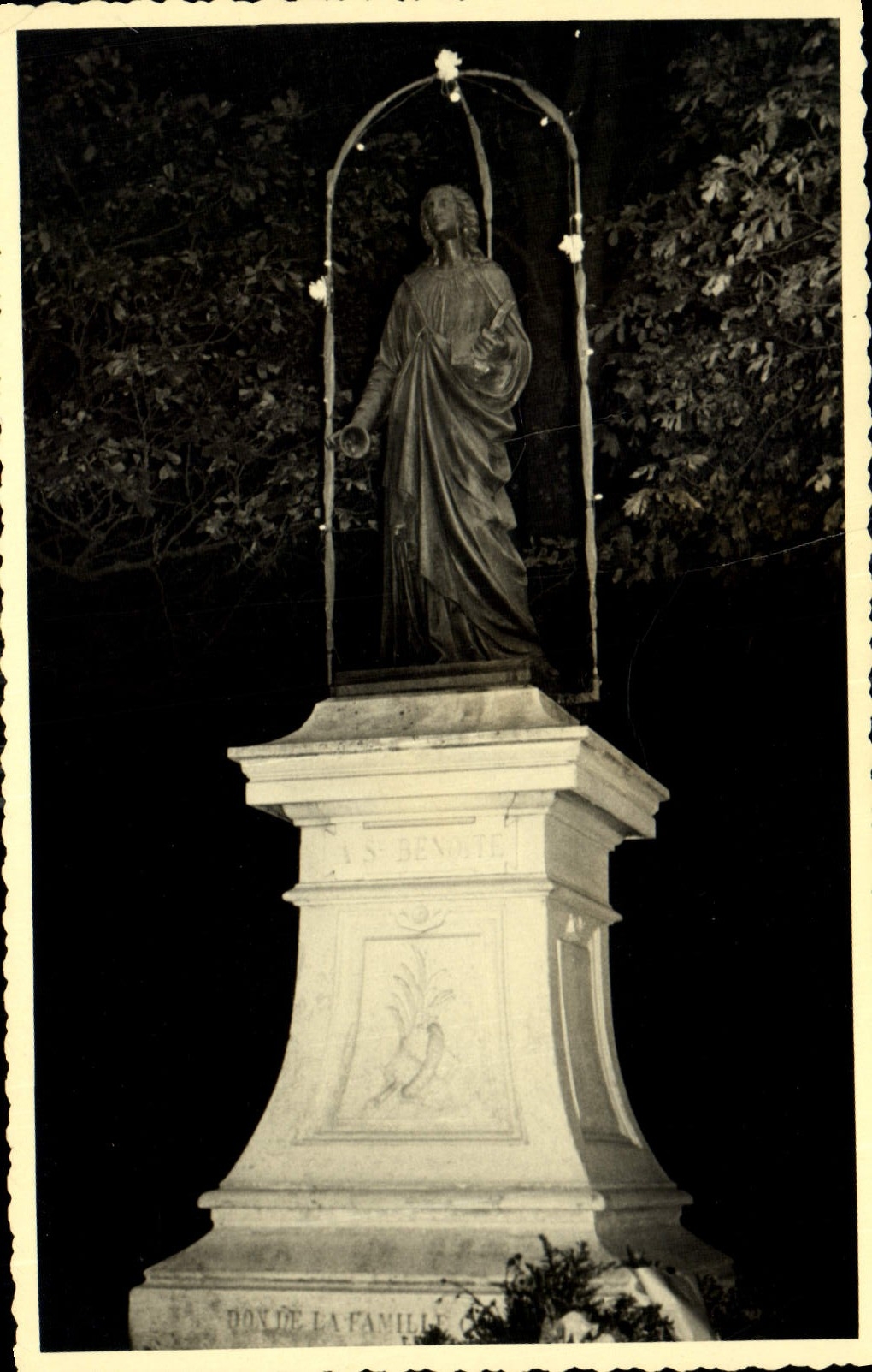 Photo Statue