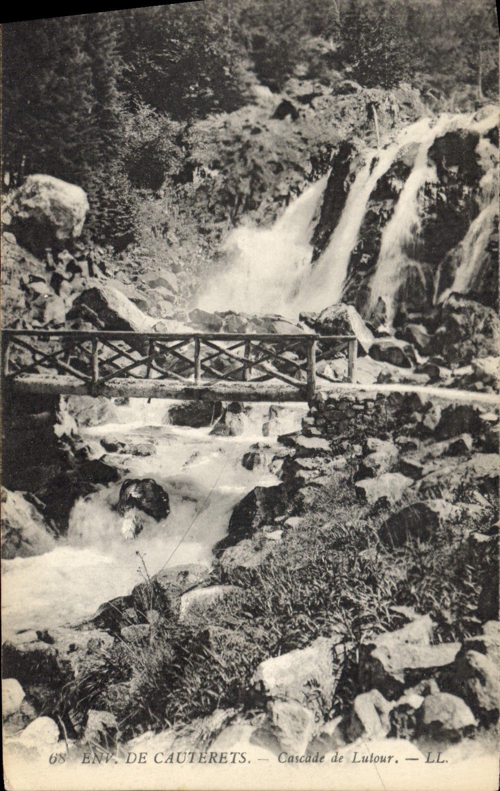 CPA Env de Cauterets Cascade de Lutour 