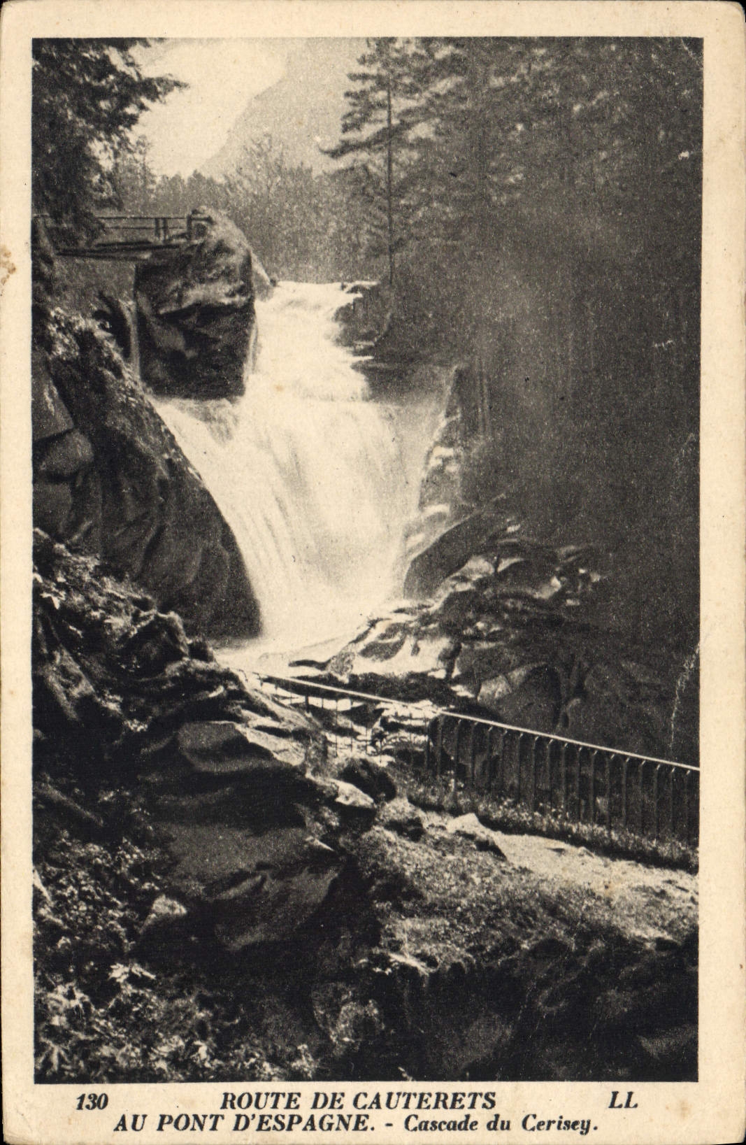 CPA Route de Cauterets au Pont d'Espagne Cascade du Cerisey 