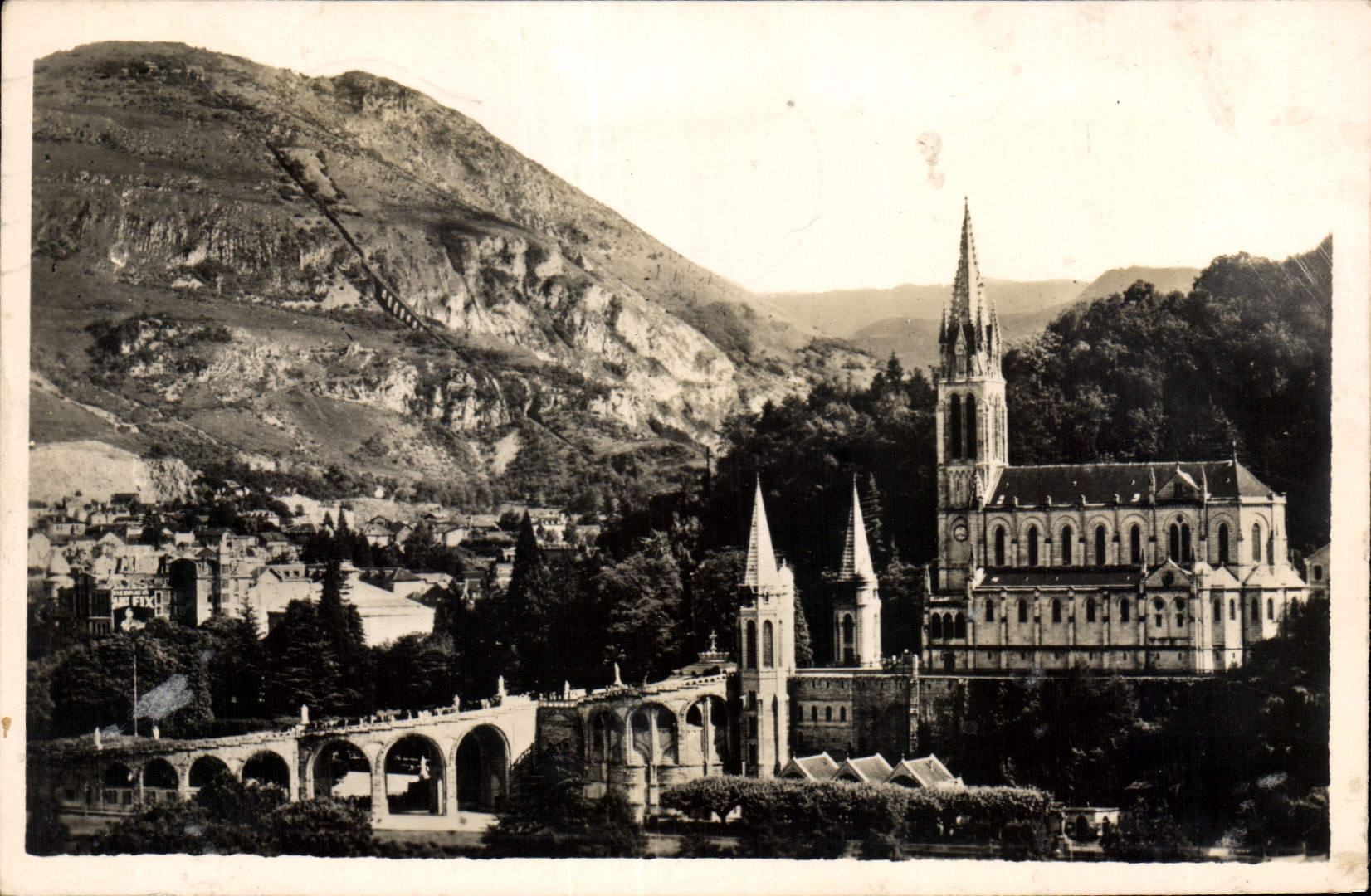 CPA Lourdes La Basilique vue de Cote 