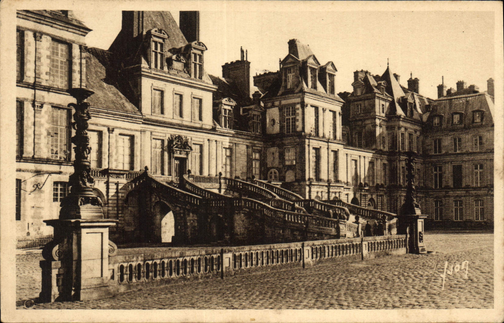 CPA Fontainebleau Seine et Marne Le Palais Facade sur la cour des adieux 