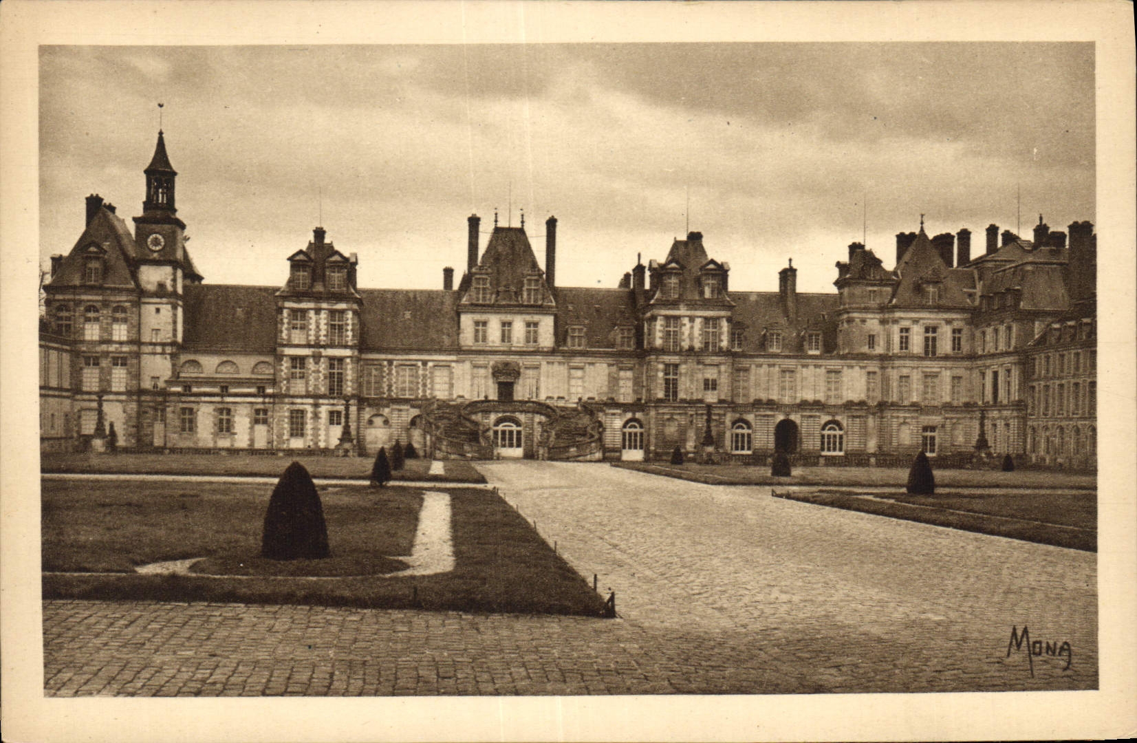 CPA Palais de Fontainebleau  Facade sur la Cour du Cheval Blanc ou Cour des Adieux 