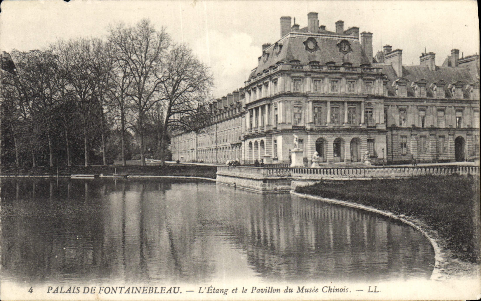 CPA Palais de Fontainebleau L'Etang et le Pavillon du Musee Chinois 