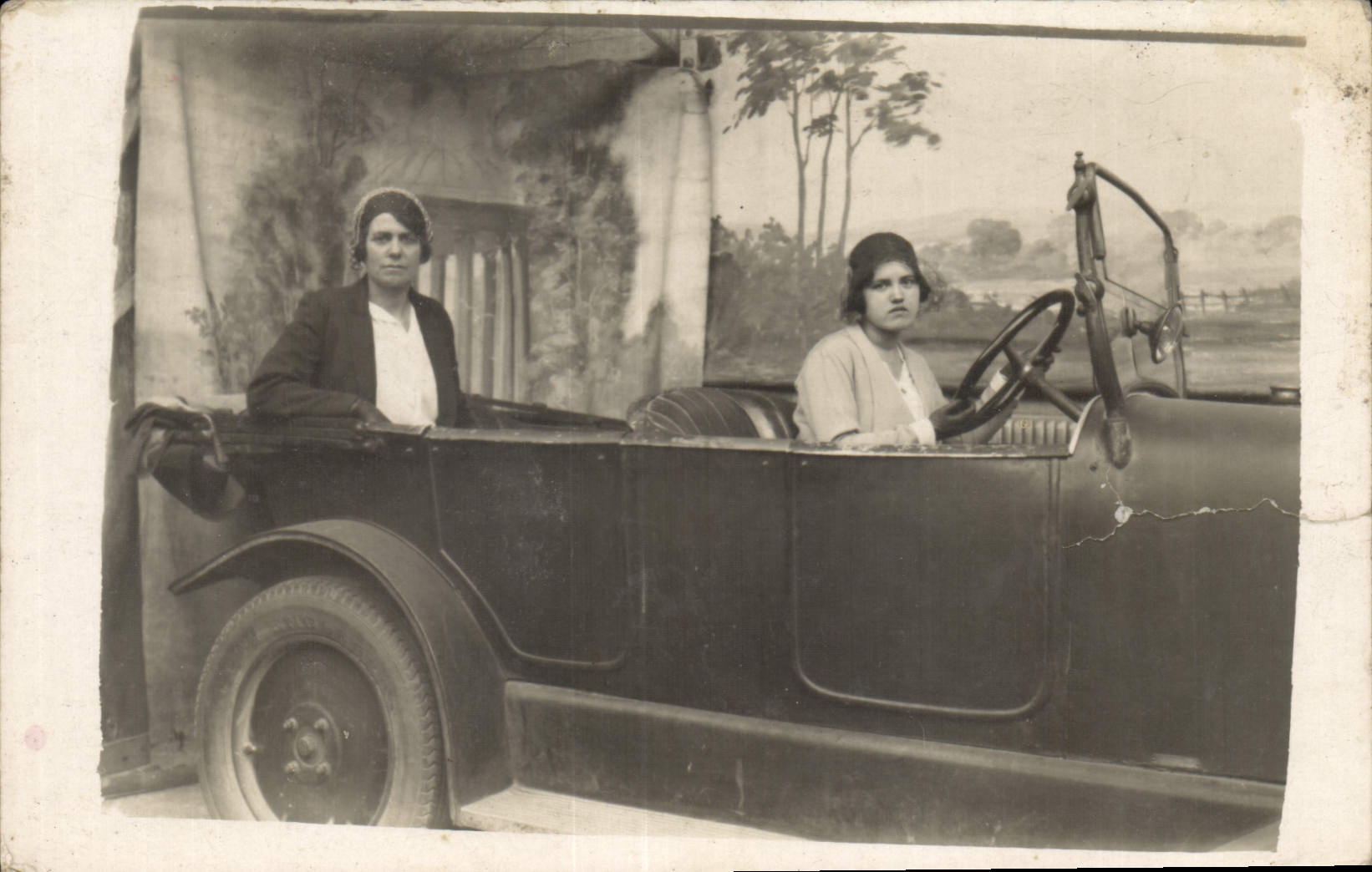 CPA Femmes Automobile
