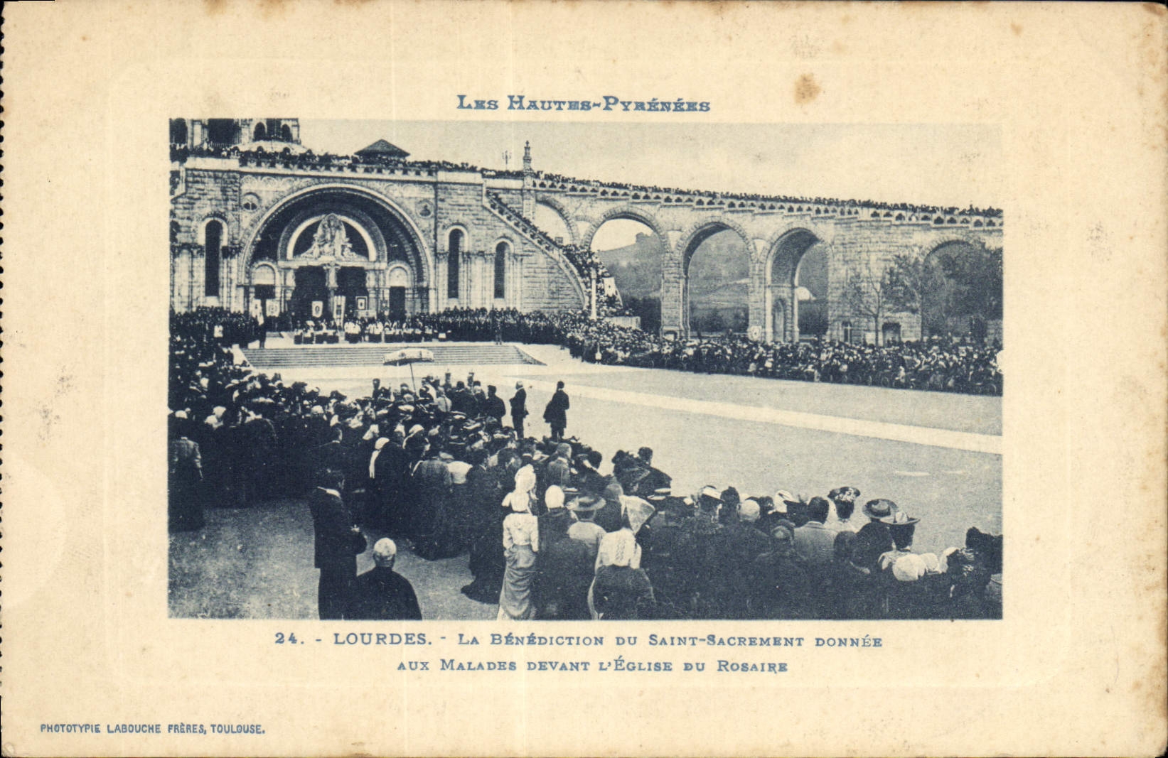 CPA Lourdes La Benediction du Saint Sacrement Donnee aux Malades Devant l'Eglise du Roasaire 