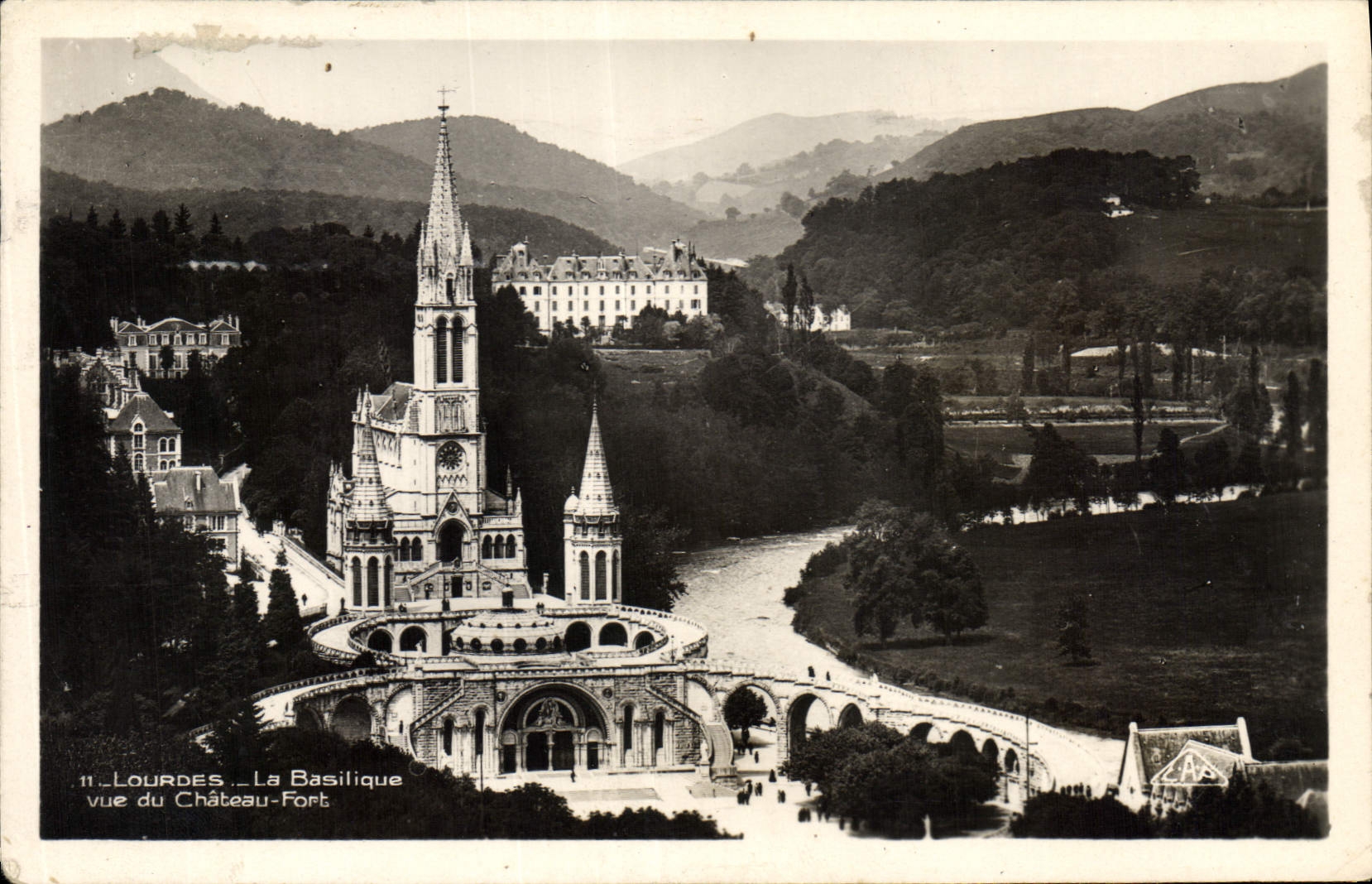 CPA Lourdes La Basilique vue du Chateau Fort 