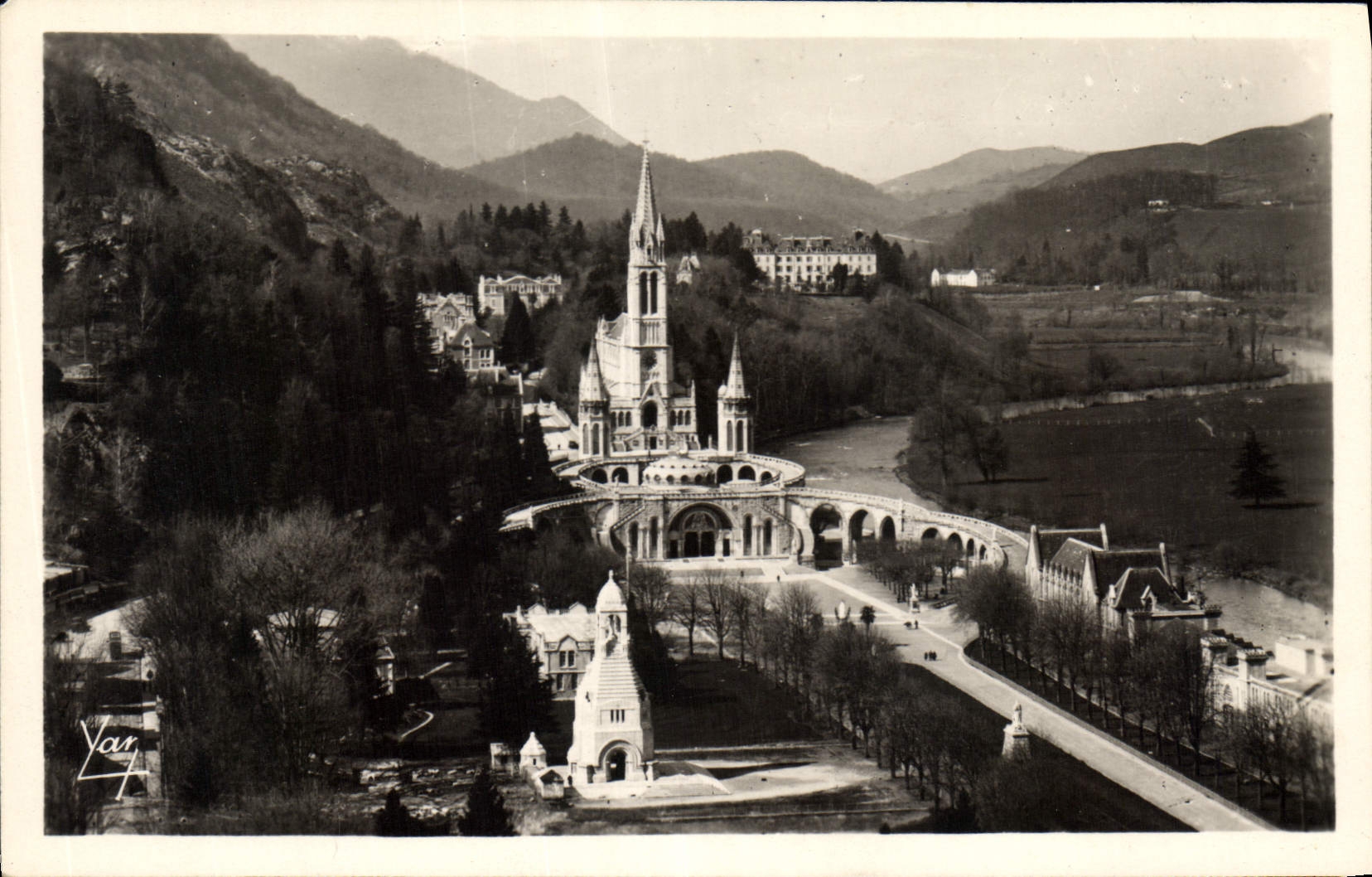CPA Lourdes La Basilique vue du Chateau Fort 