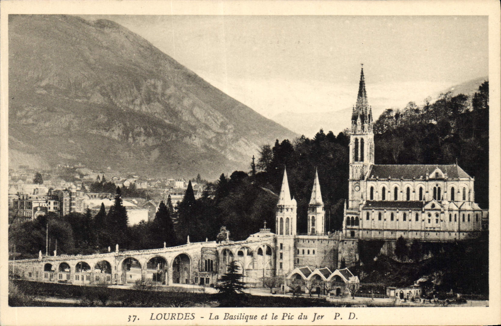 CPA Lourdes La Basilique et le Pic du Jer 