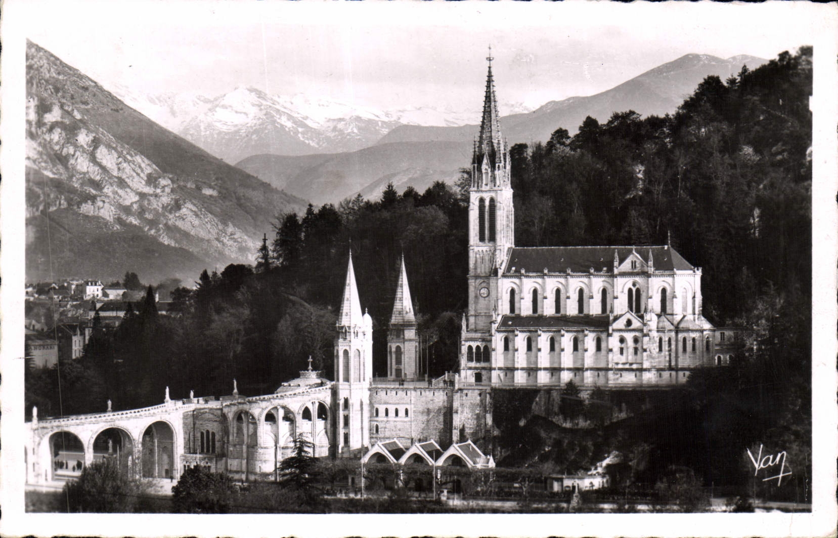 CPA Lourdes La Basilique et les Montagnes 
