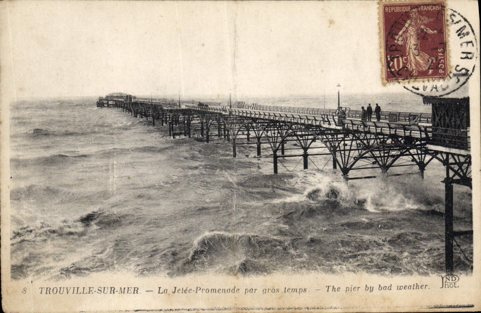 CPA Trouville sur Mer La Jetee Promenade par gros temps