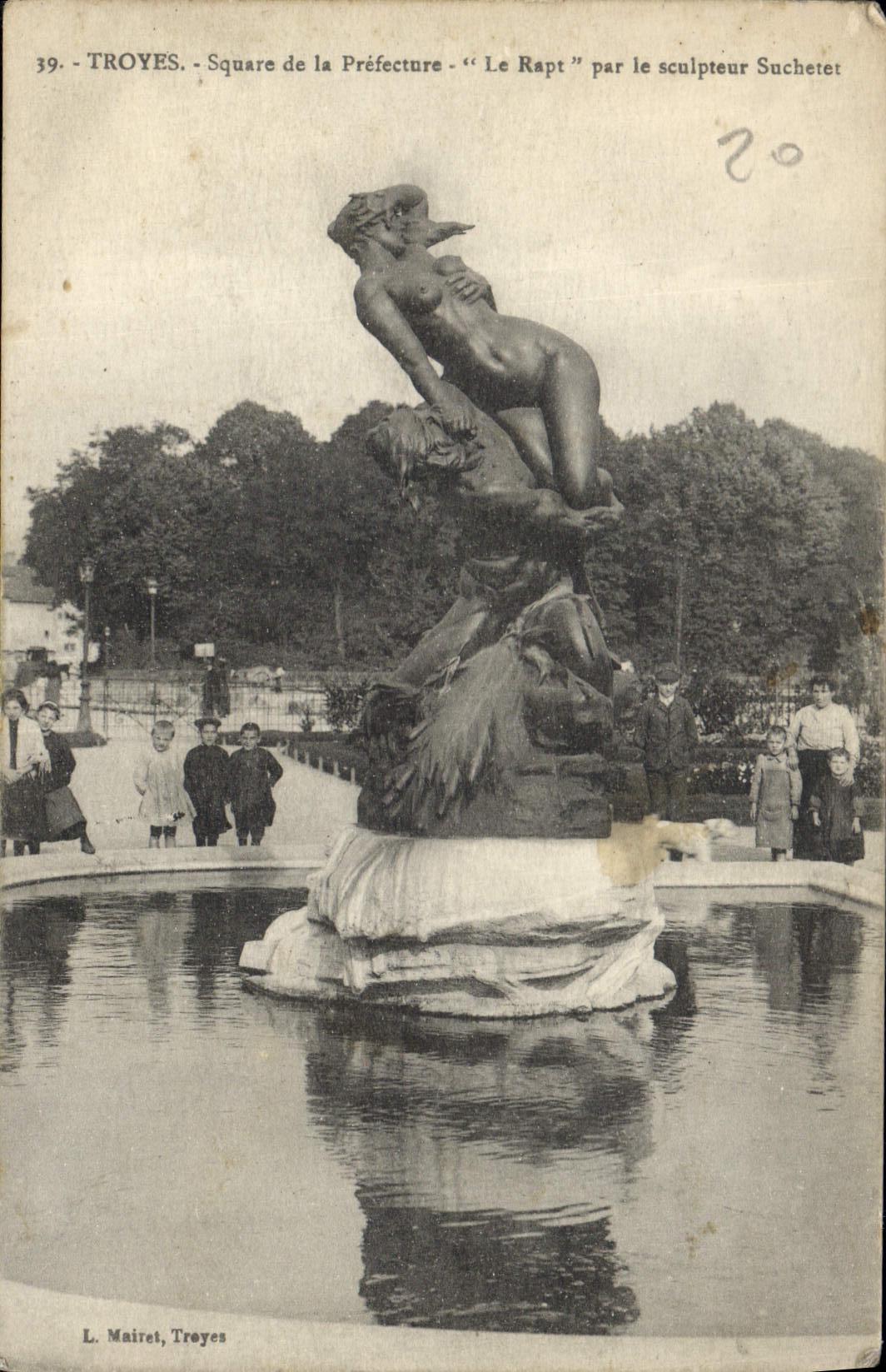 CPA Troyes Square de la Prefecture Le Rapt par le Sculpteur Suchetet 