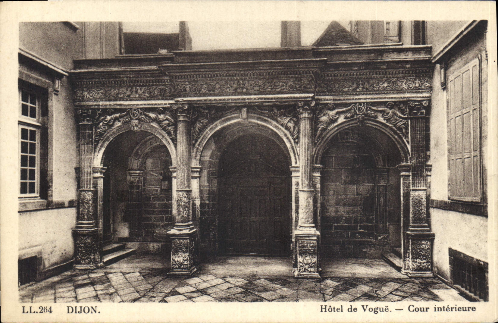 CPA Dijon Hotel de Voque Cour Interieure 