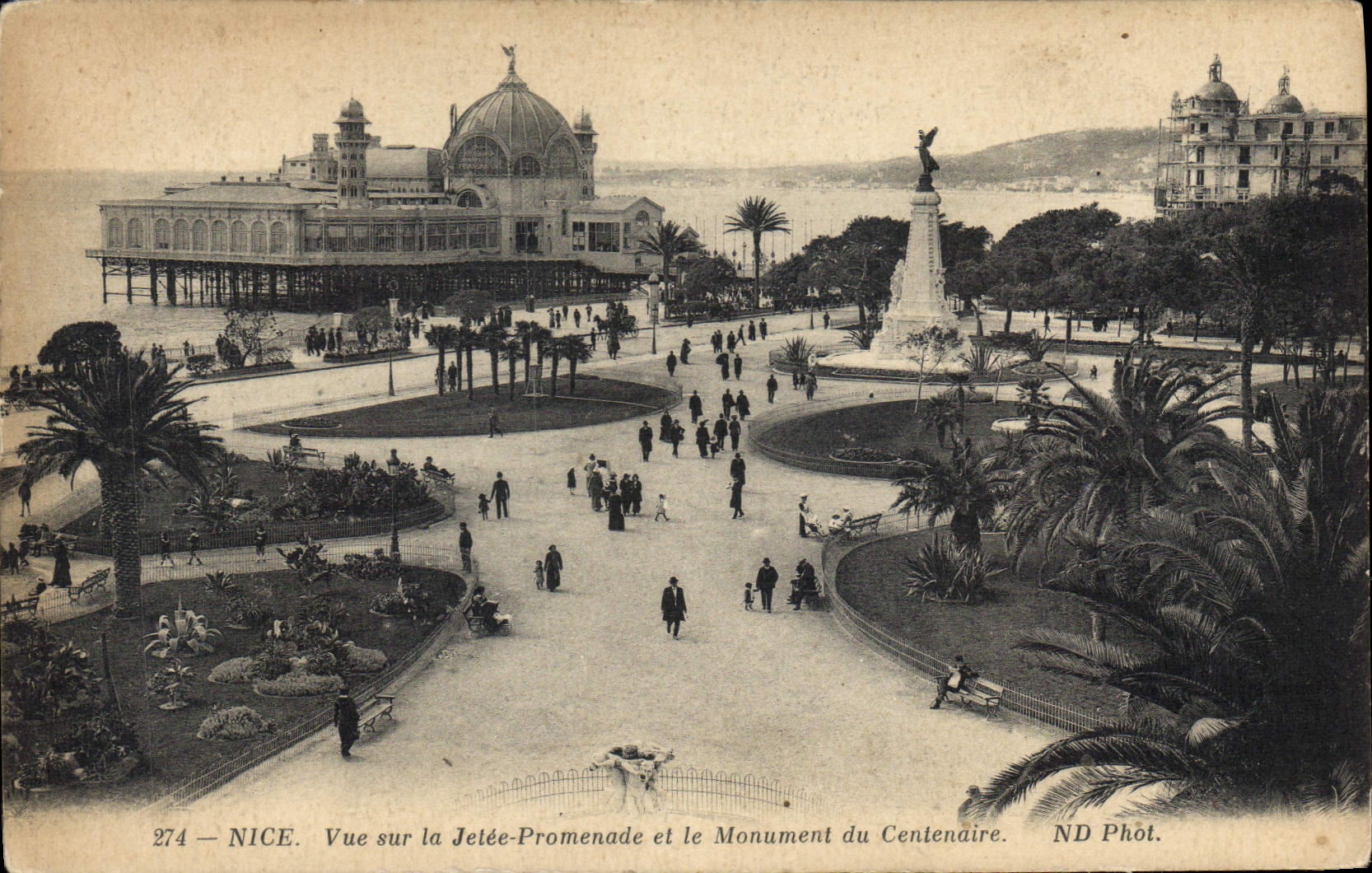 CPA Nice Vue sur la Jetee Promenade et le Monument du Centenaire