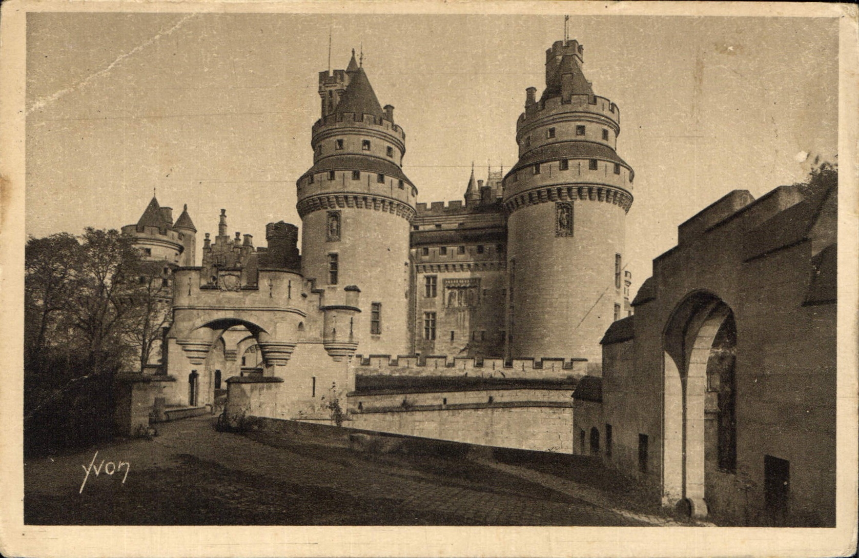 CPA Chateau de Pierrefonds Chateau et Tour Charlemagne 