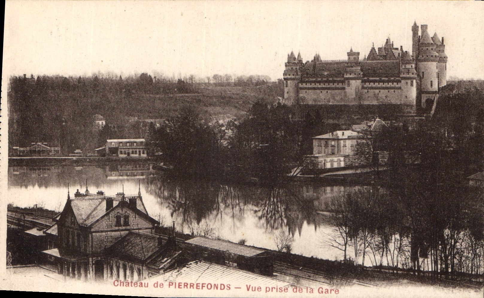 CPA Chateau de Pierrefonds Vue prise de la Gare 