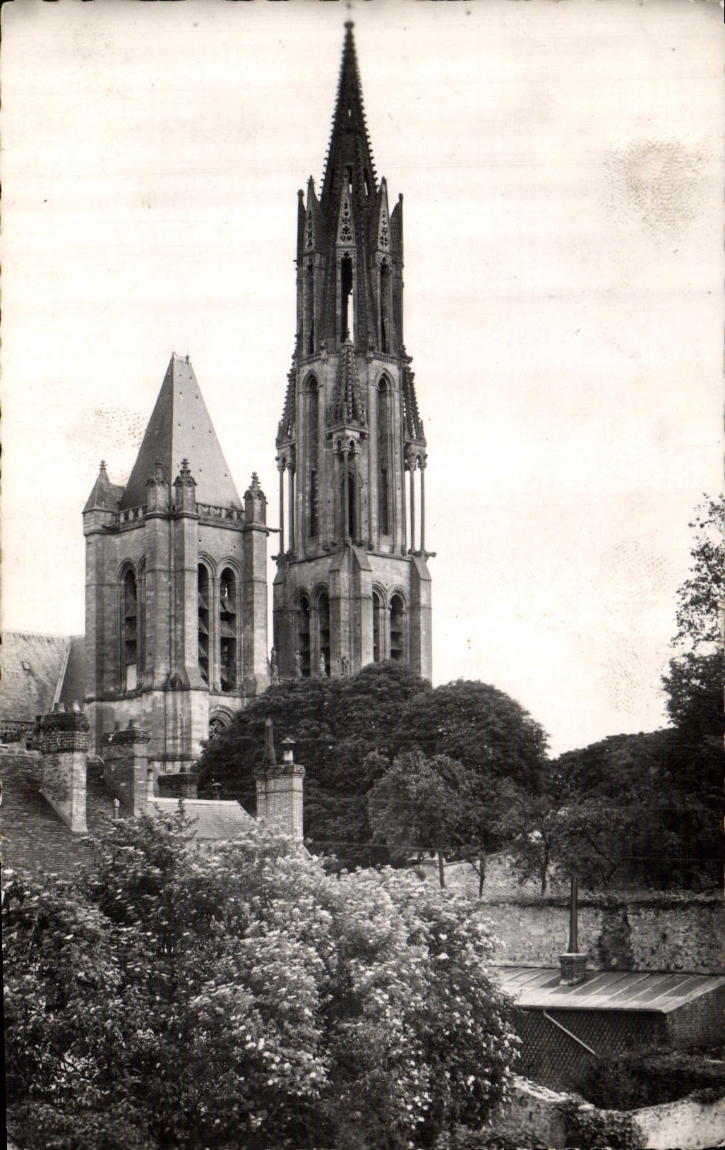 CPA Senlis Oise La Cathedrale et les Jardins du Chateau 