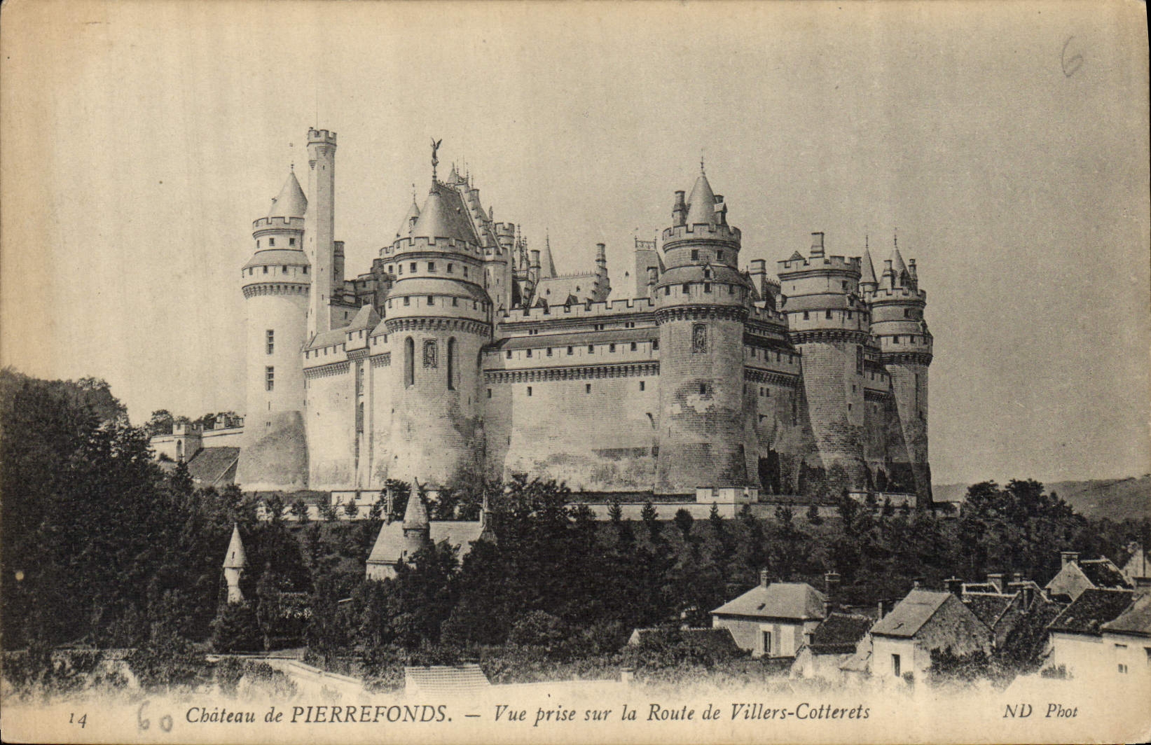 CPA Chateau de Pierrefonds Vue prise sur la Route de Villers Cotterets 