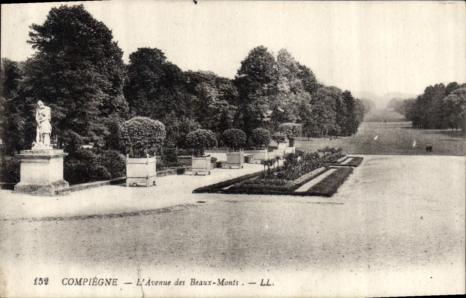 CPA Compiegne L'Avenue des Beaux Monts 