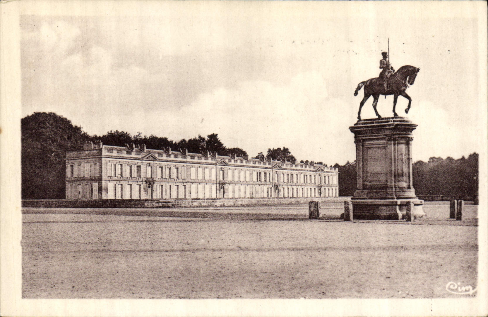 CPA Chantilly Oise Chateau d'Enghien et Duc de Montmorency