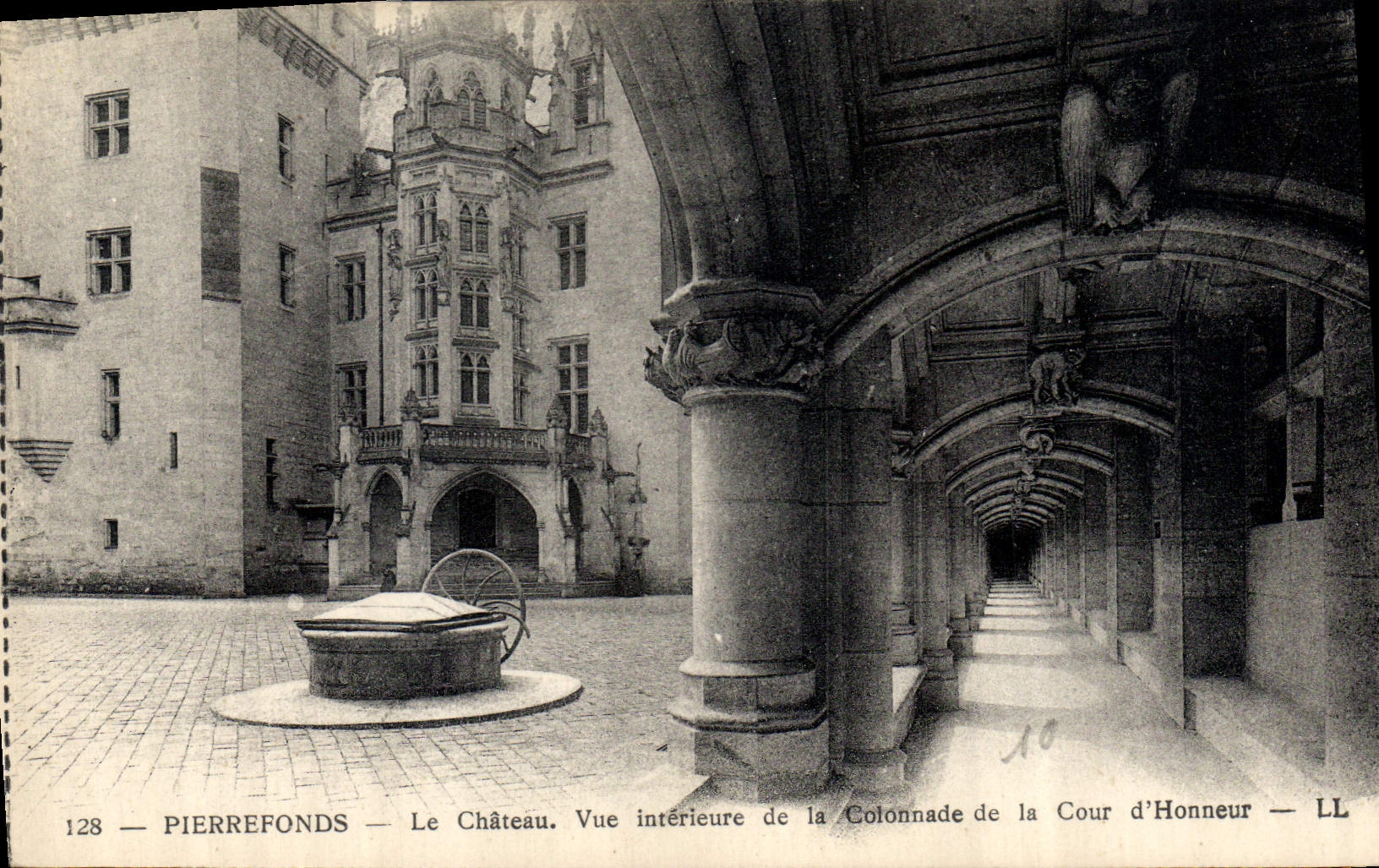 CPA Pierrefonds Le Chateau Vue interieure de la Colonnade de la Cour d'Honneur 