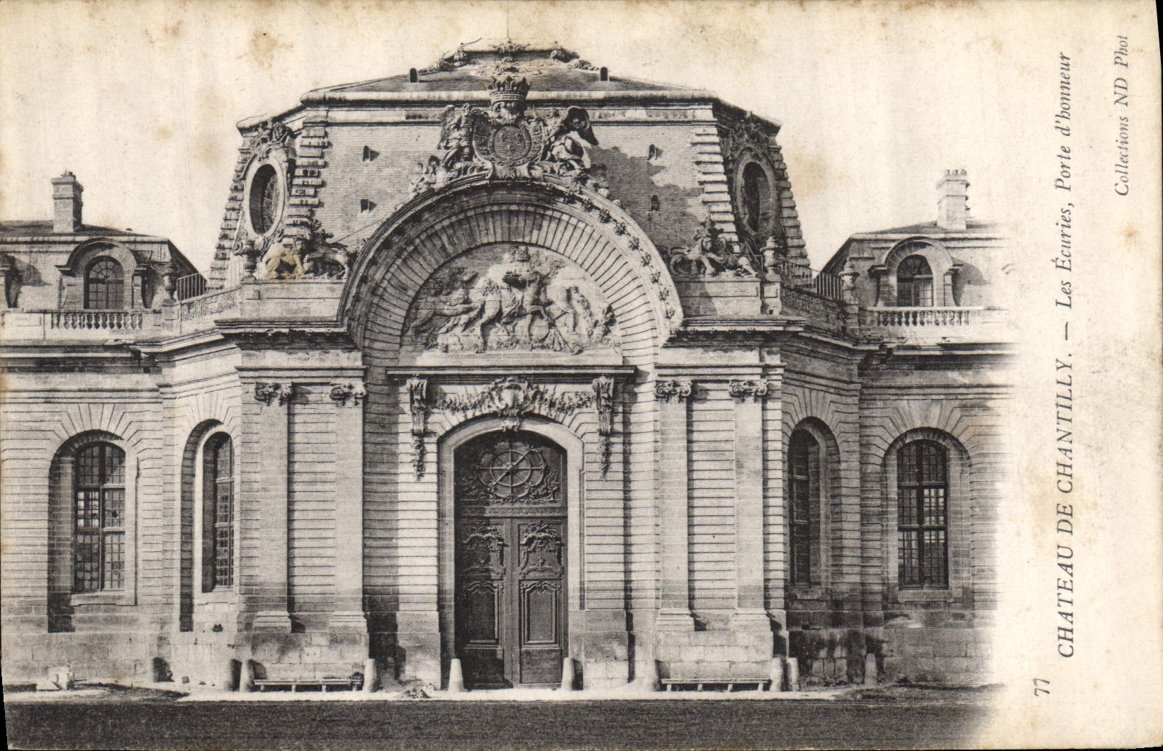 CPA Chateau de Chantilly Les Ecuries Porte d'Honneur