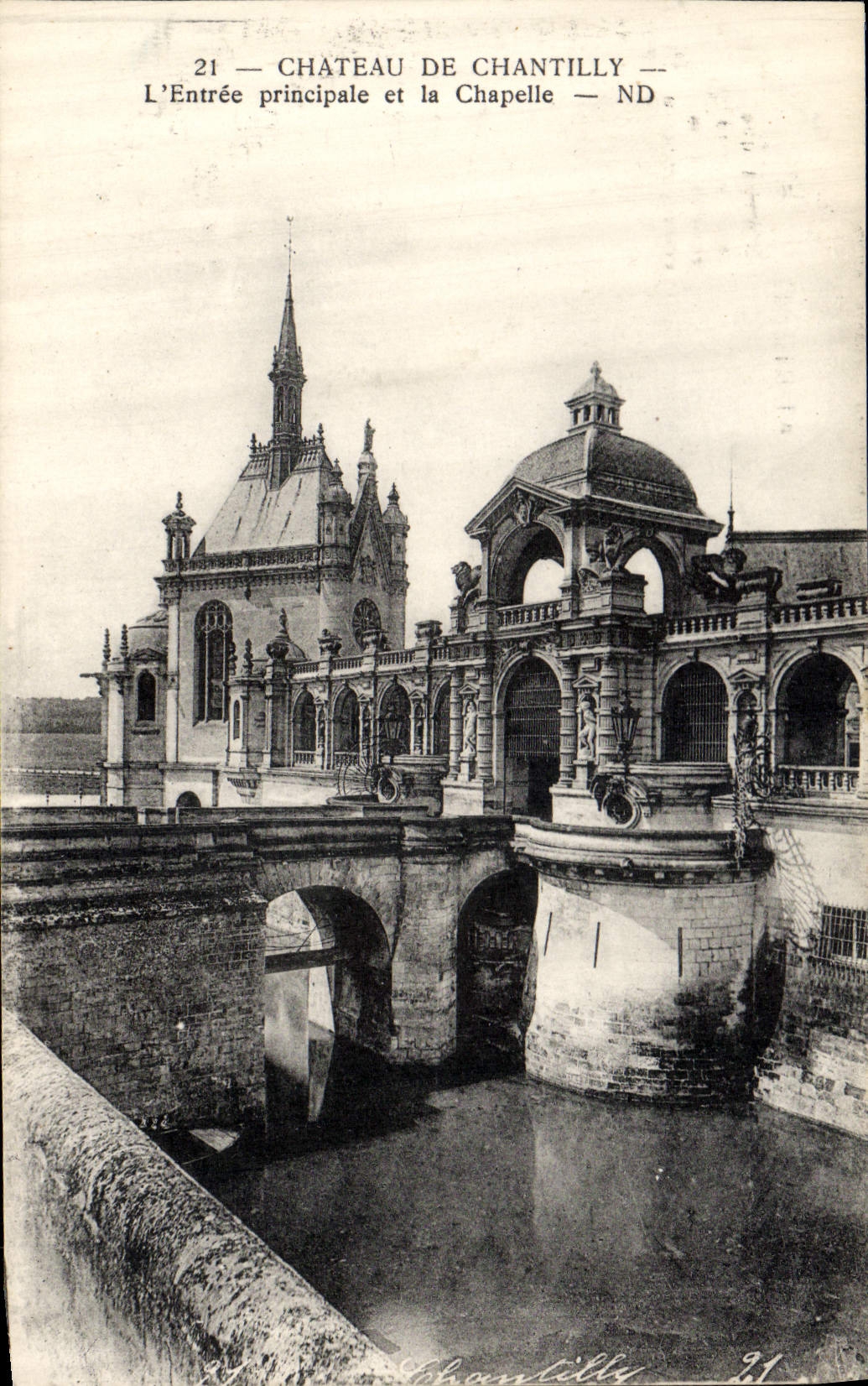 CPA Chateau de Chantilly L'Entree Principale et la Chapelle