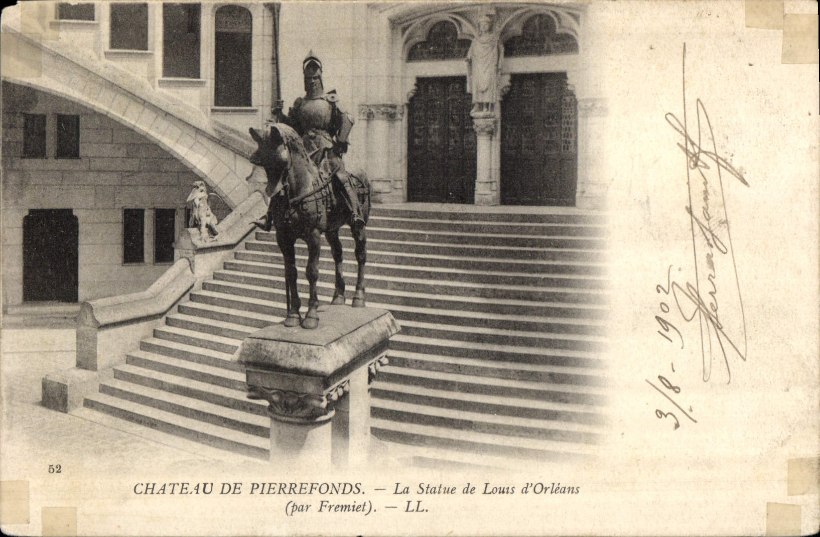CPA Chateau de Pierrefonds La Statue de Louis d'Orleans par Fremset 