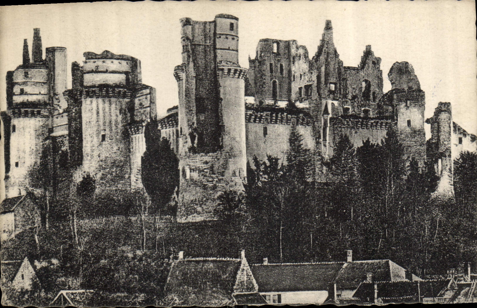 CPA Chateau de Pierrefonds en Ruines 
