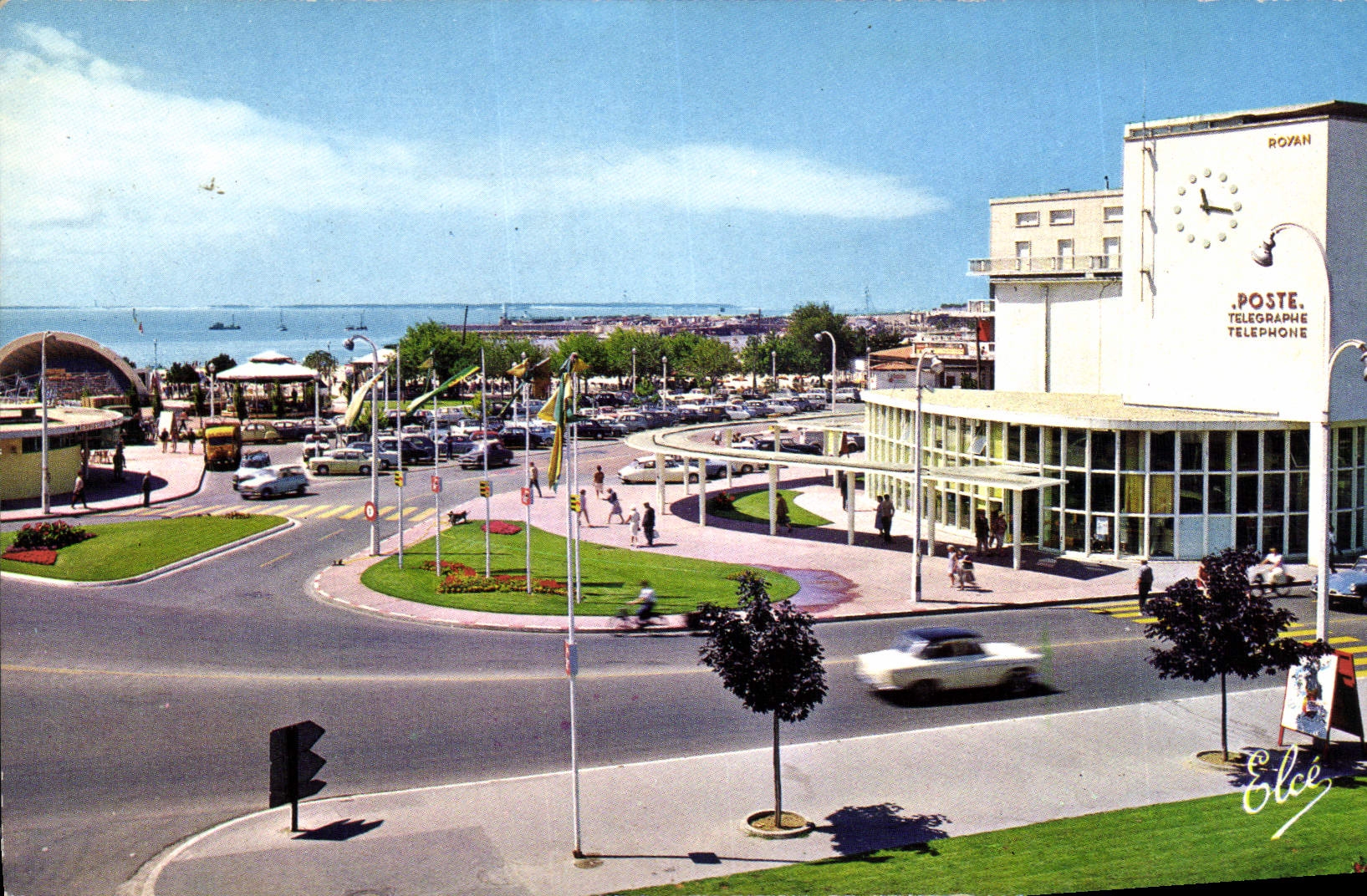 CPM Royan Char Marit La Poste le Nouveau Carrefour a gauche l'Auditorium 