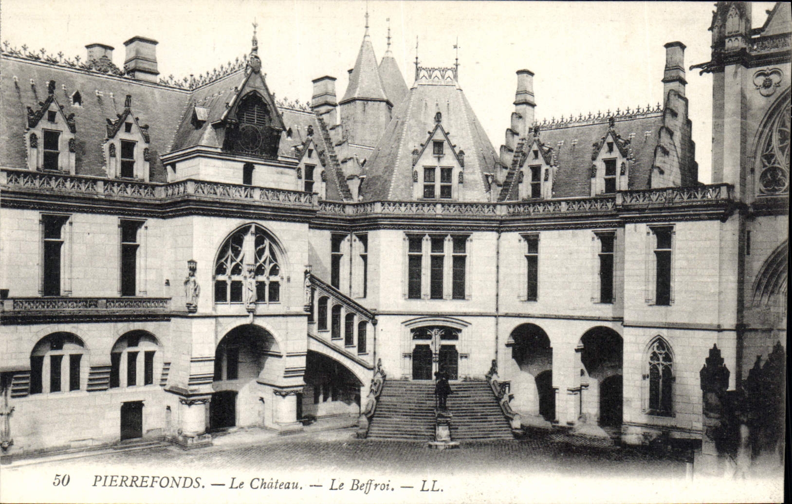 CPA Pierrefonds Le Chateau Le Beffroi 