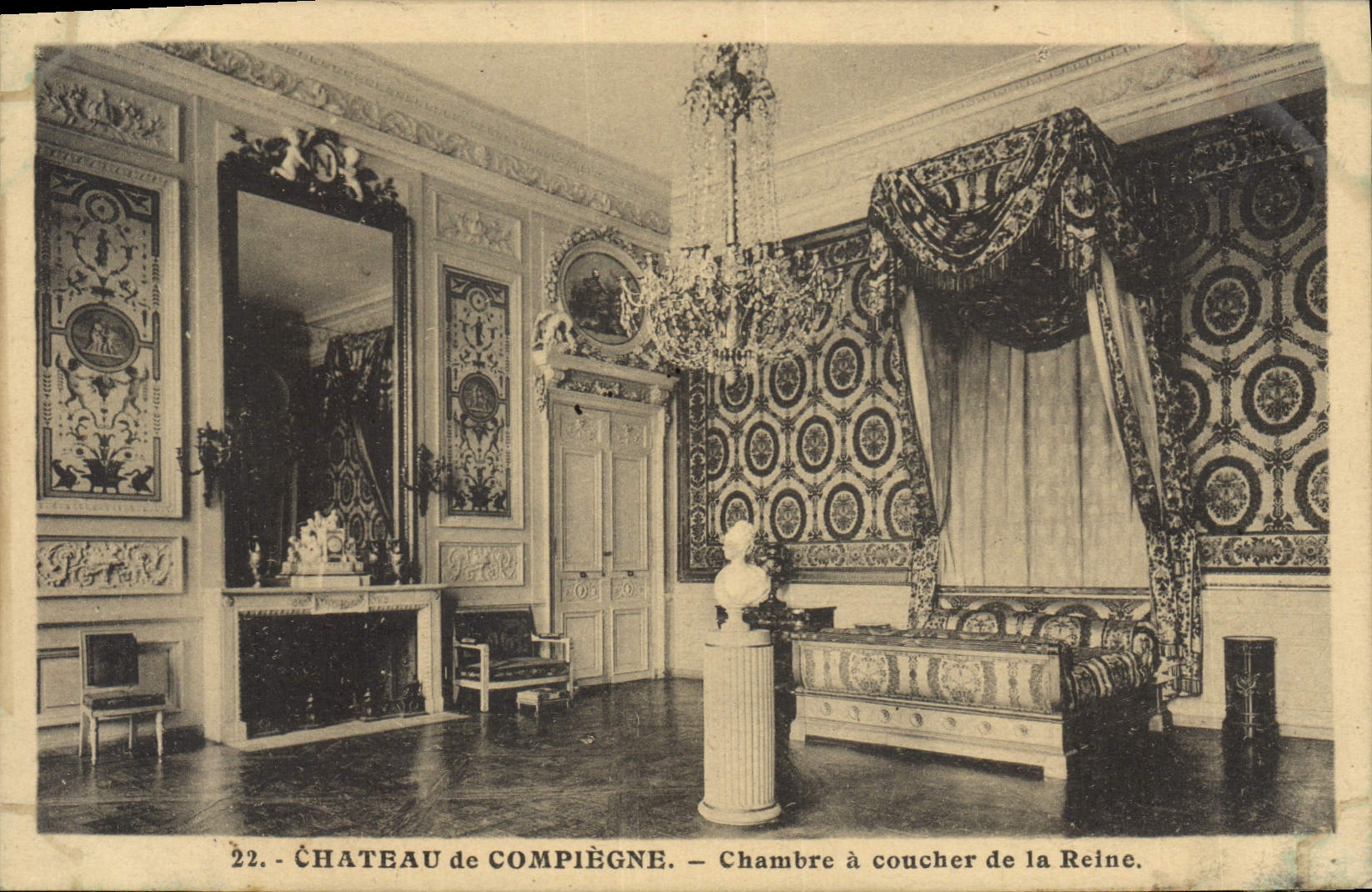 CPA Chateau de Compiegne Chambre a coucher de la Reine 