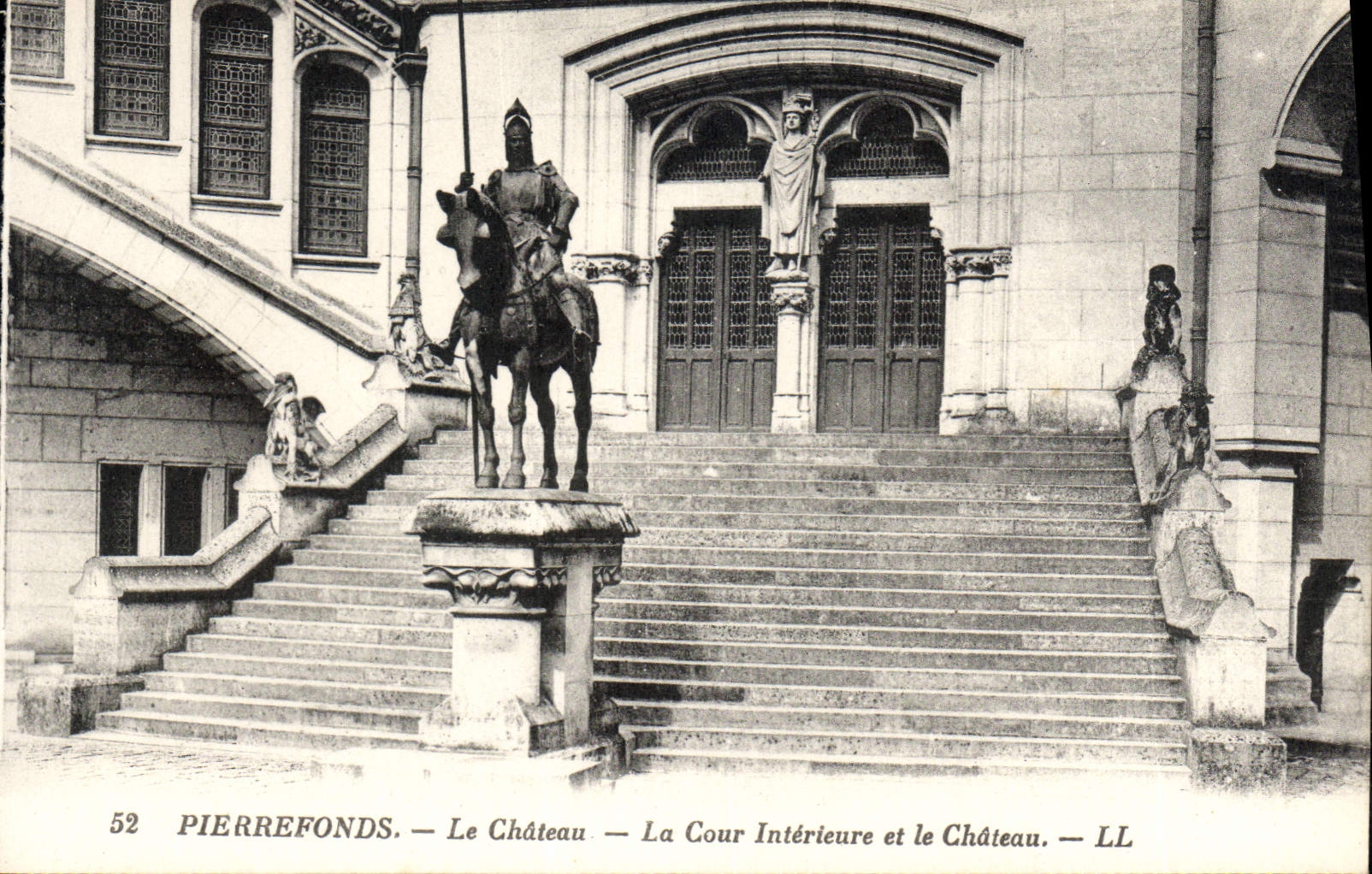 CPA Pierrefonds Le Chateau La Cour Interieure et le Chateau 