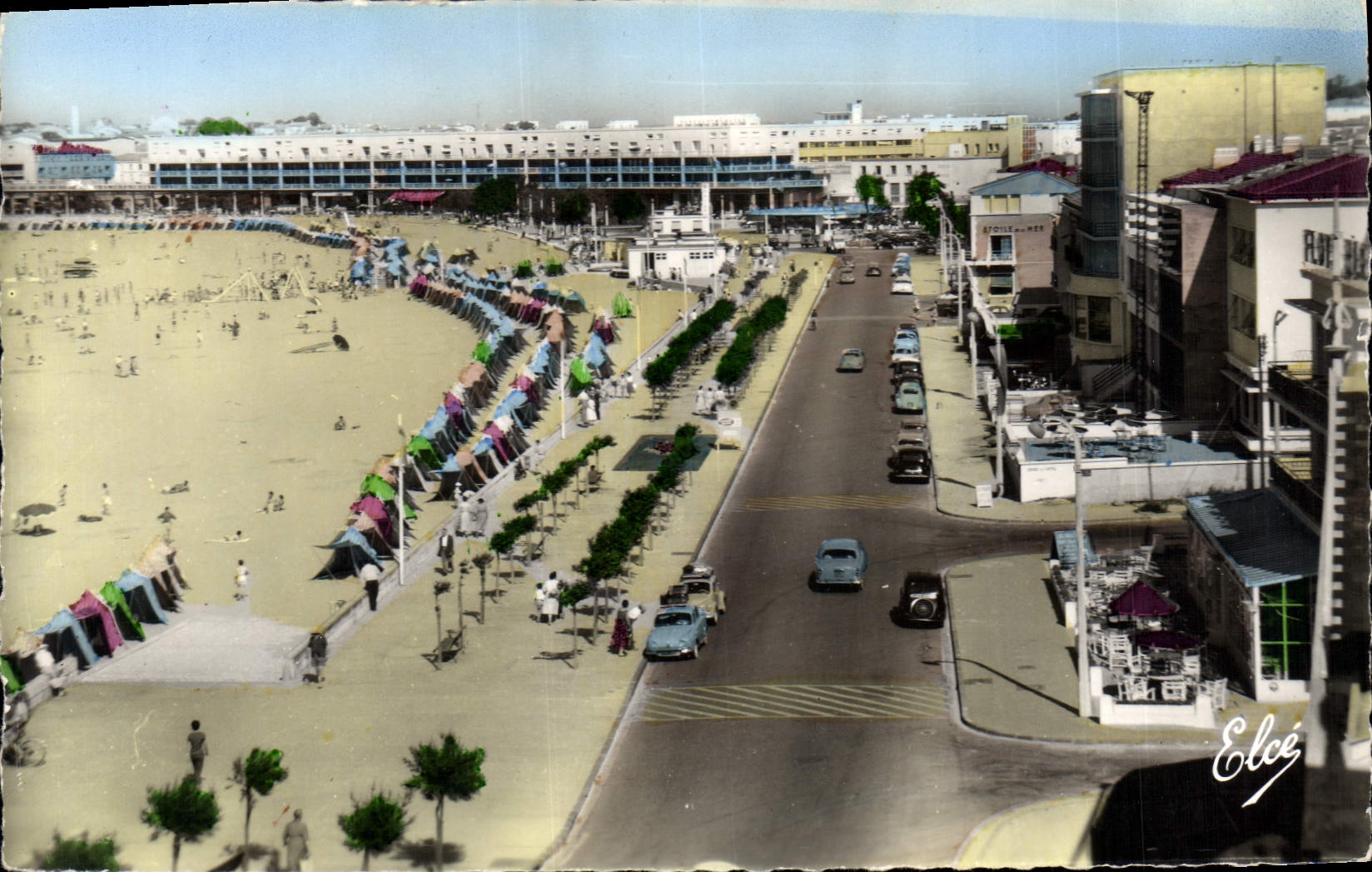 CPM Royan Ch Mme Le Front de Mer La Plage Vue prise depuis le Family Hotel