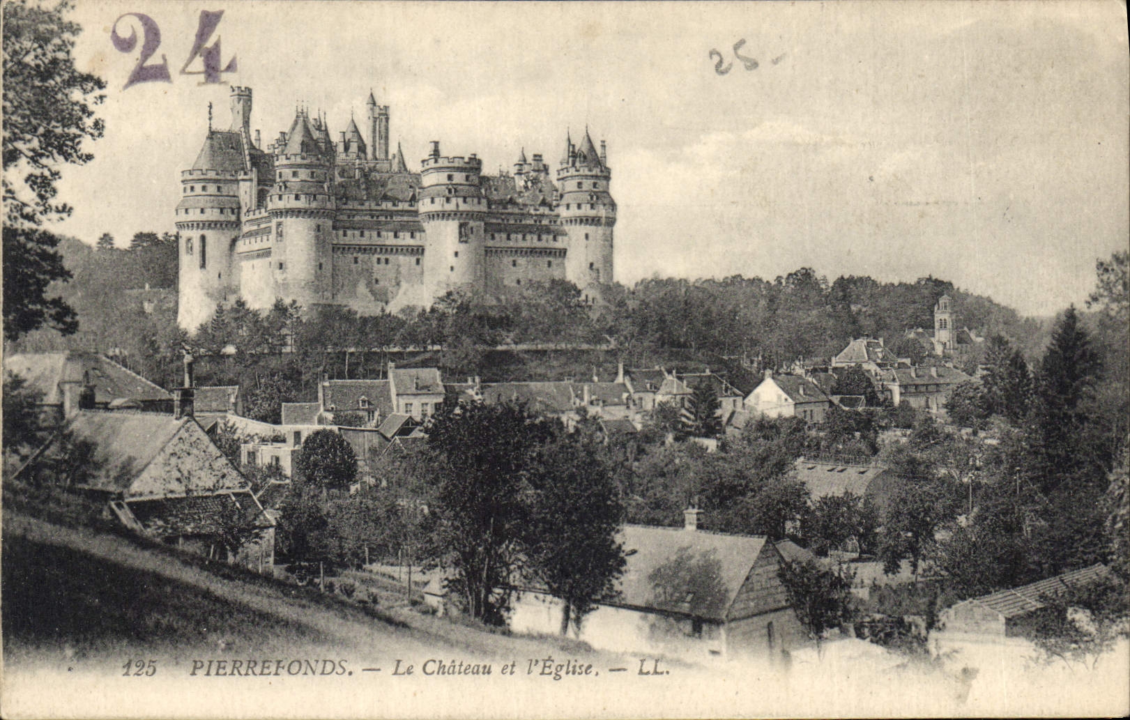 CPA Pierrefonds Le Chateau et l'Eglise 