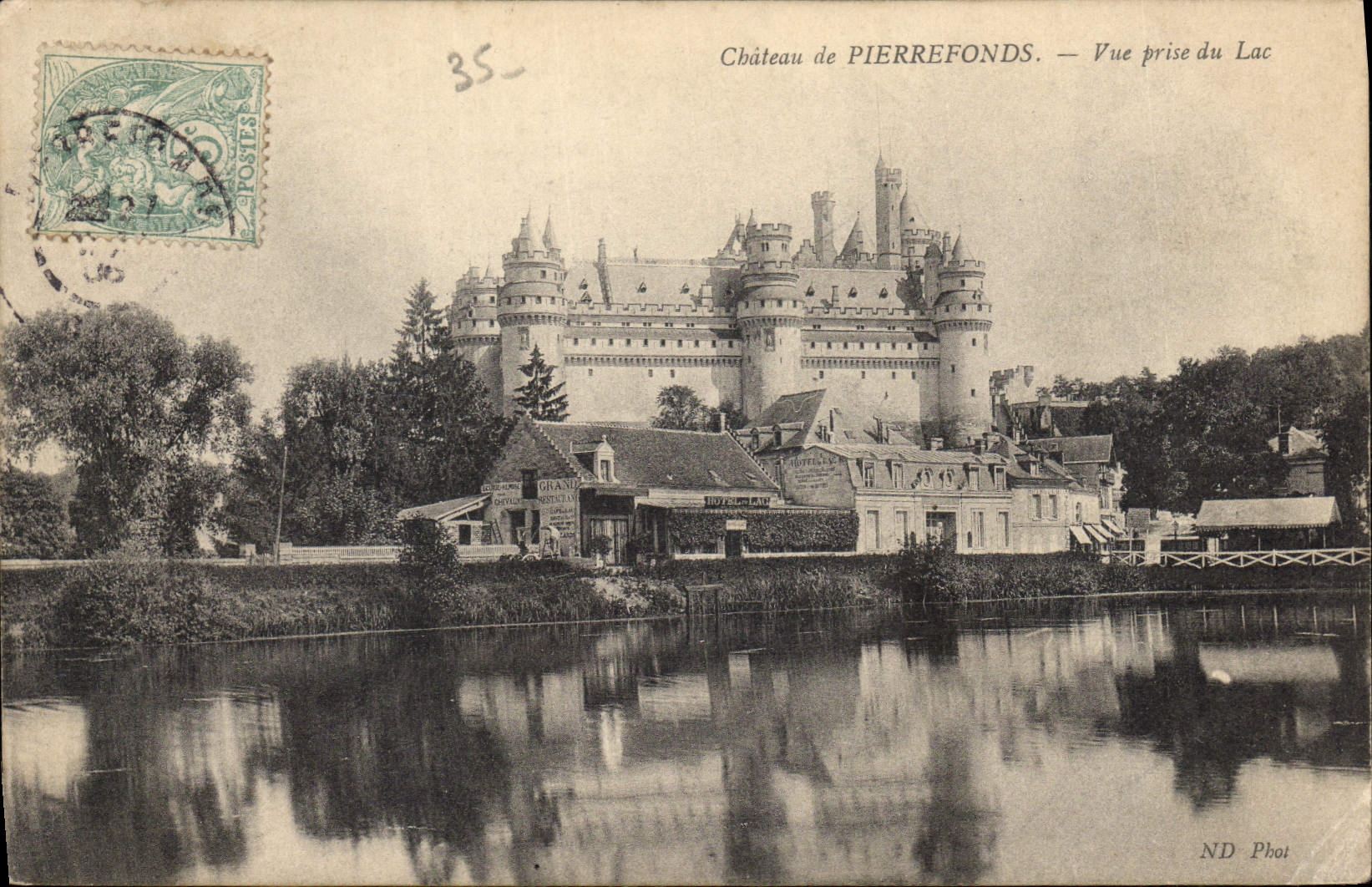 CPA Chateau de Pierrefonds Vue prise du Lac 