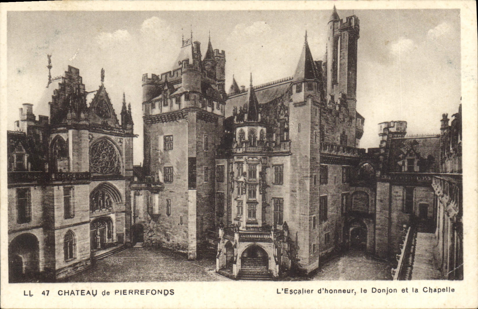 CPA Chateau de Pierrefonds L'Escalier d'Honneur le Donjon et la Chapelle 