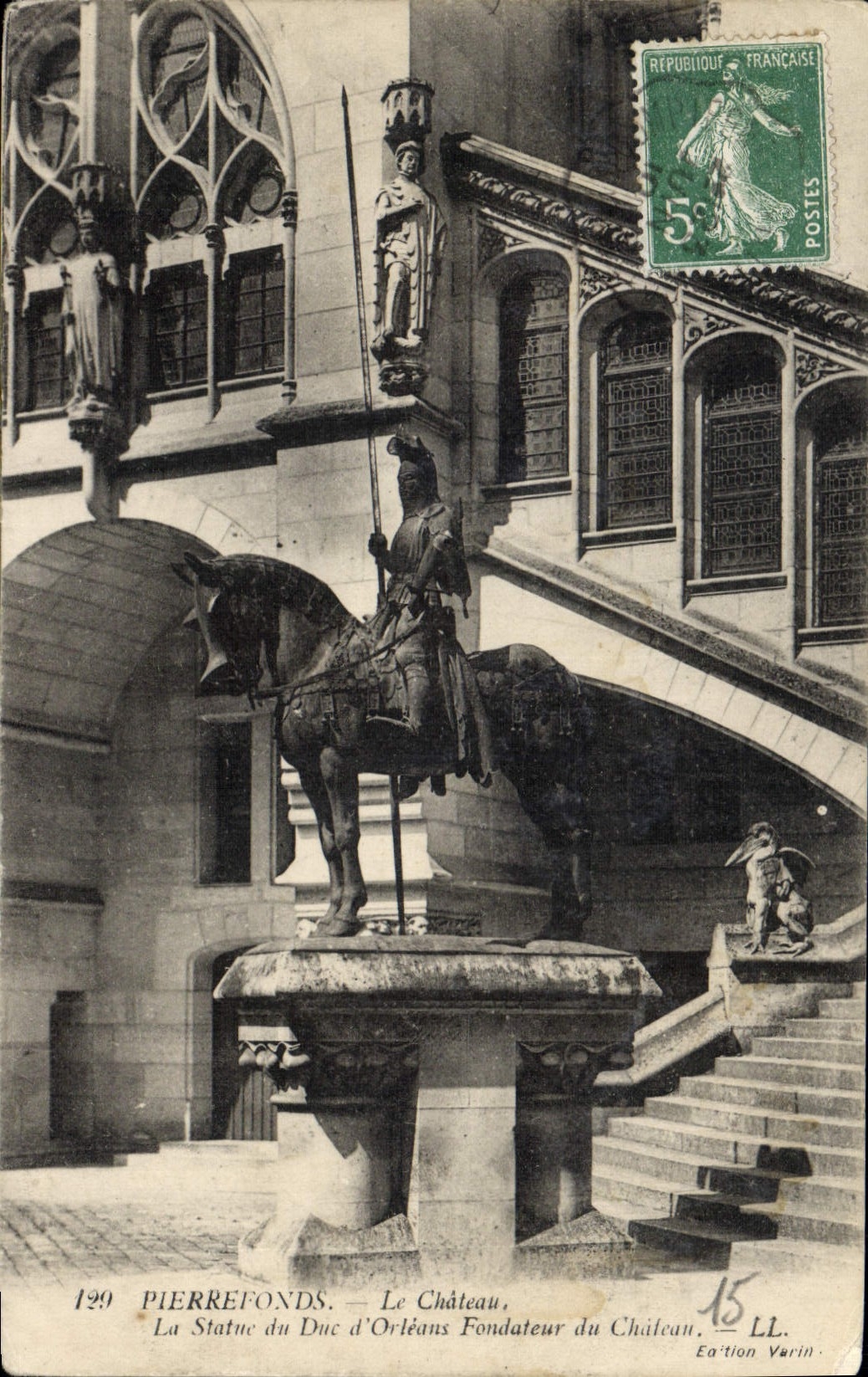 CPA Pierrefonds Le Chateau La Statue du Duc d'Orleans Fondateur du Chateau 