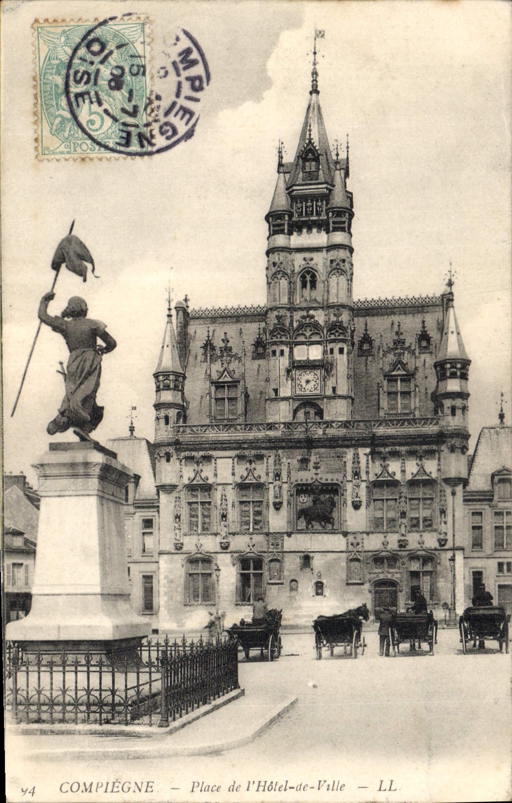 CPA Compiegne Place de l'Hotel de Ville 