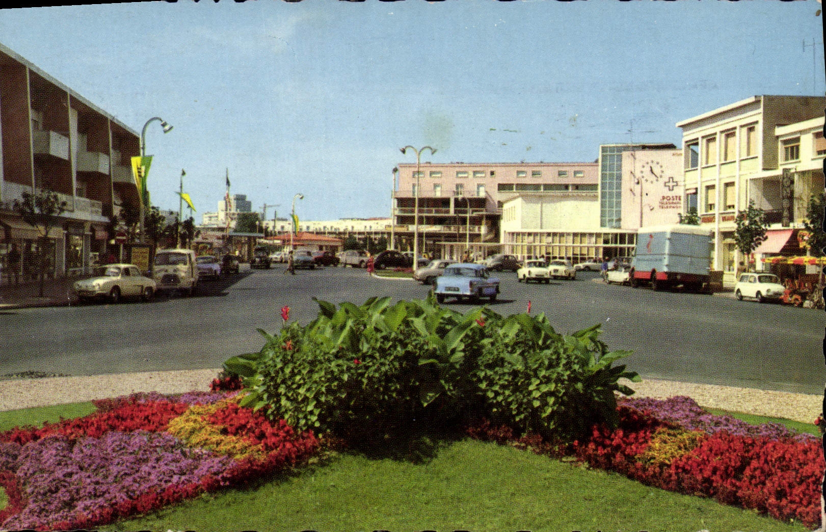 CPM Royan Massif de Fleurs du Cours de l'Europe Vue vers la Poste et le Front de Mer 