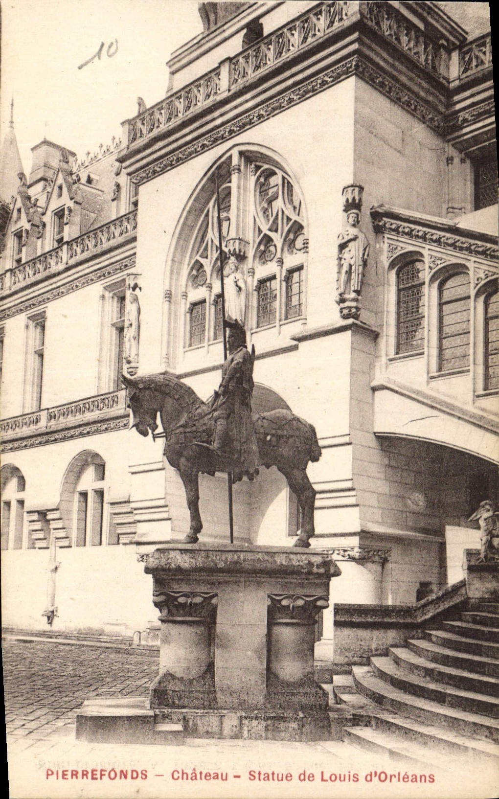 CPA Pierrefonds Chateau Statue de Louis d'Orleans 