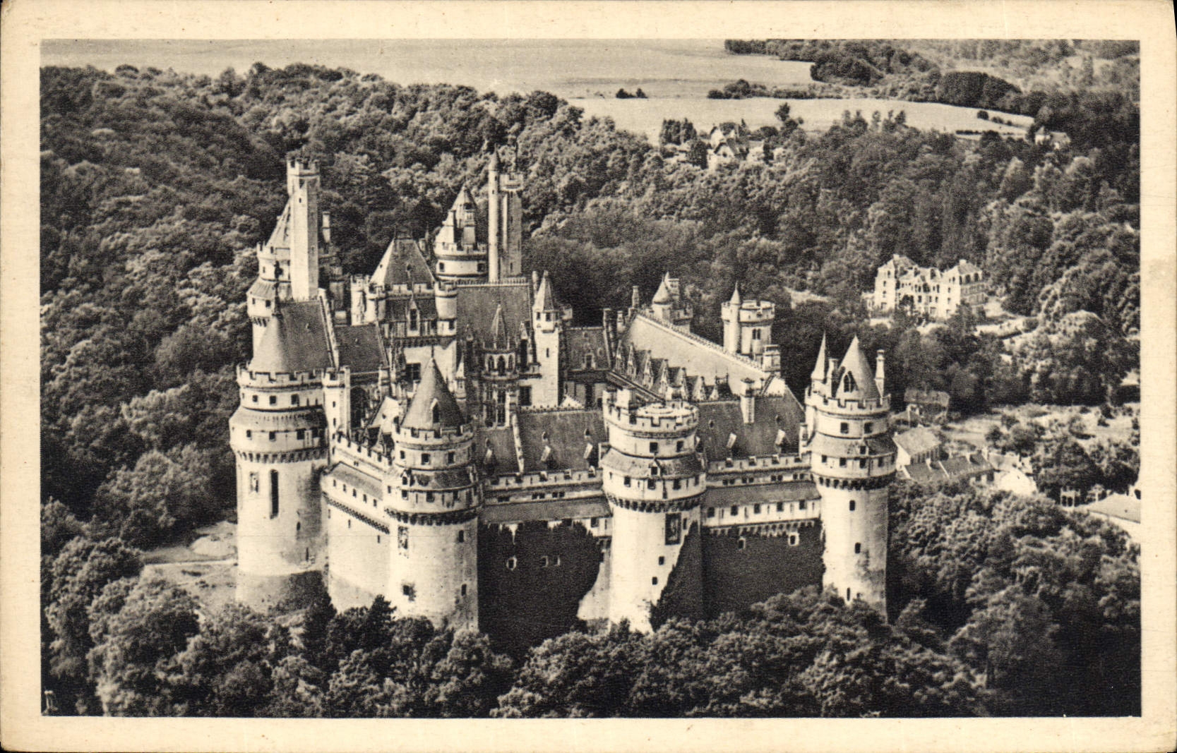 CPA Chateau de Pierrefonds Vue d'Ensemble 