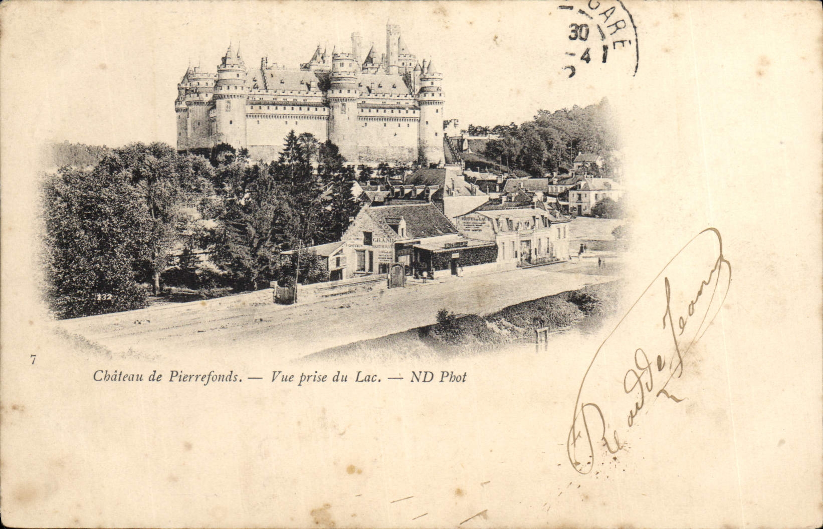 CPA Chateau de Pierrefonds Vue prise du Lac 