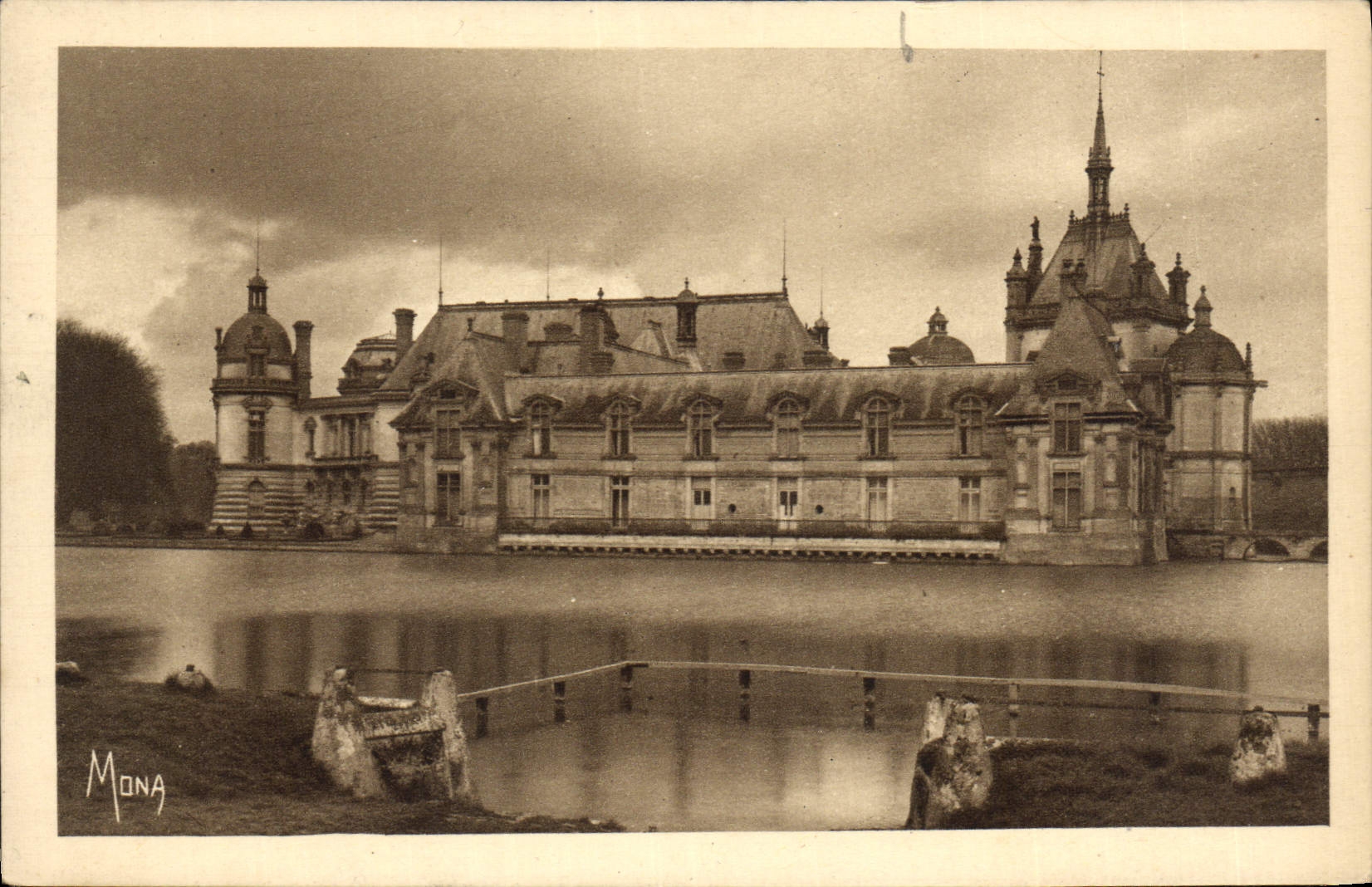 CPA Chateau de Chantilly Les Chateaux le Petit Chateau et la Tour du Tresor