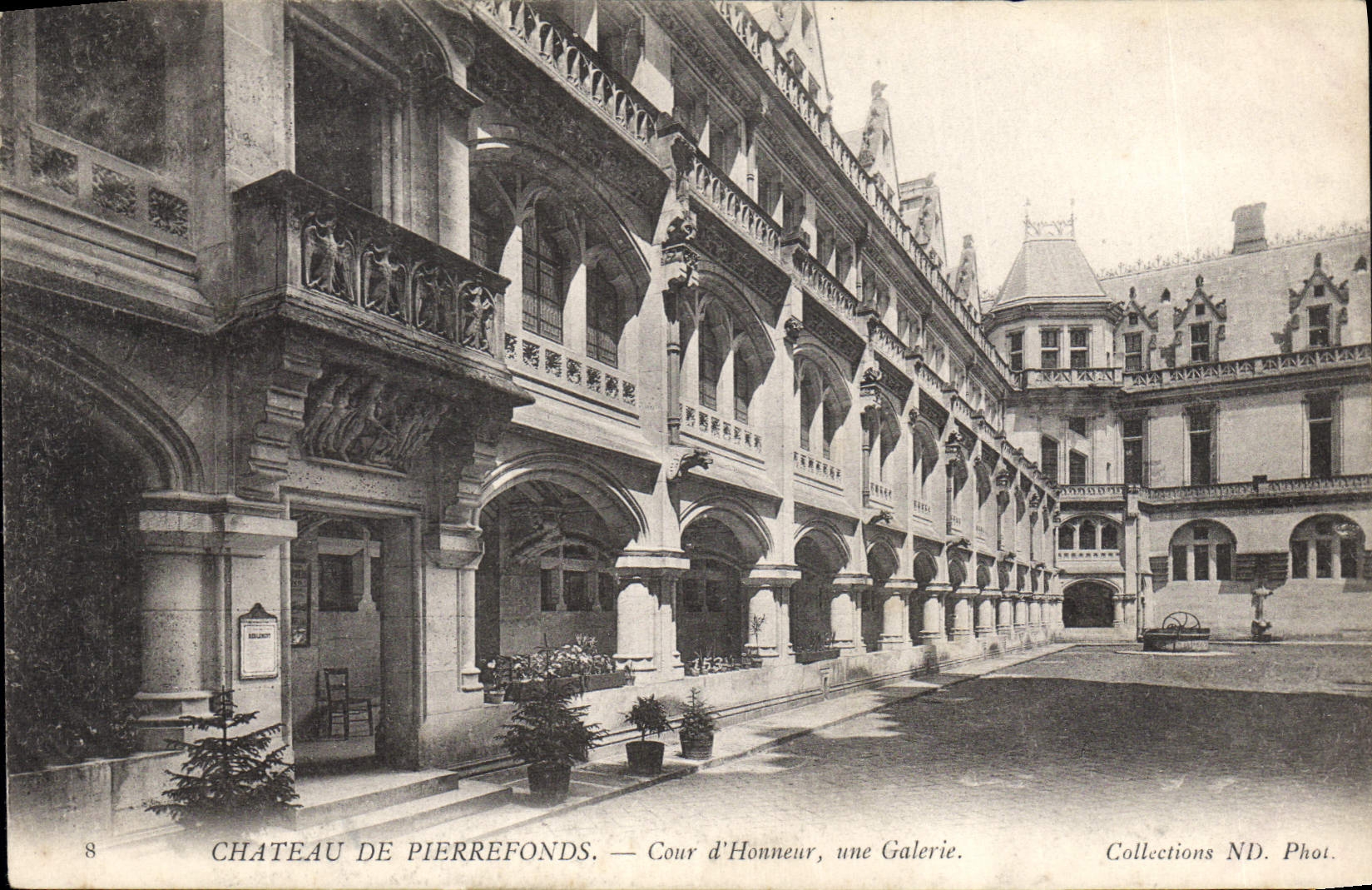 CPA Chateau de Pierrefonds Cour d'Honneur une Galerie