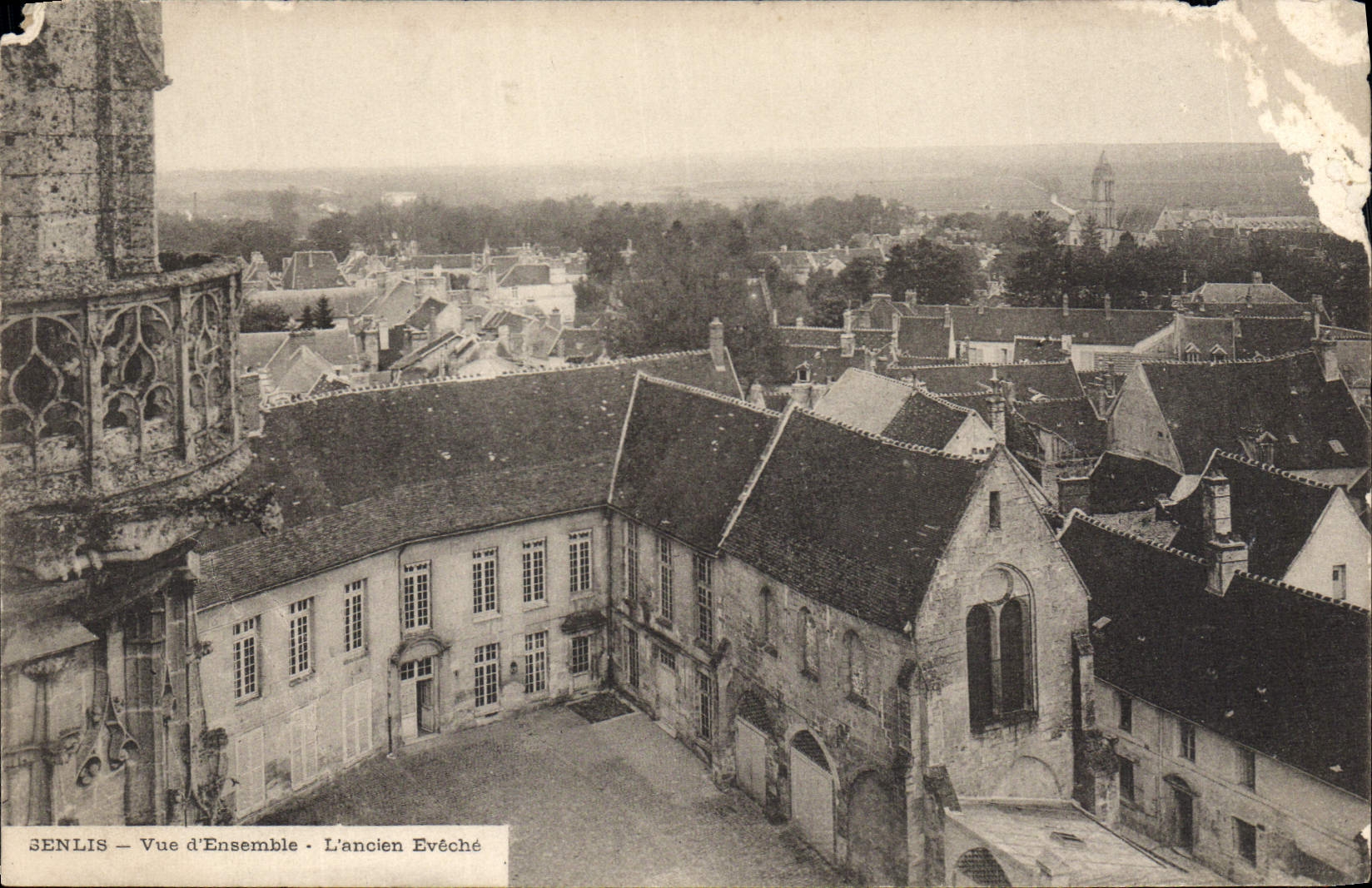 CPA Senlis Vue d'Ensemble L'Ancien Eveche