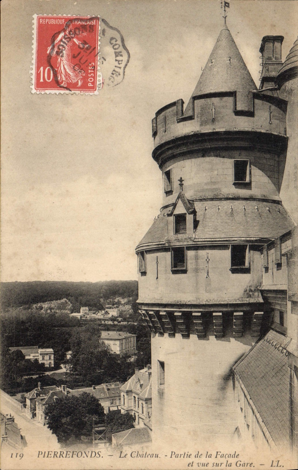 CPA Pierrefonds Le Chateau Partie de la Facade et vue sur la Gare 
