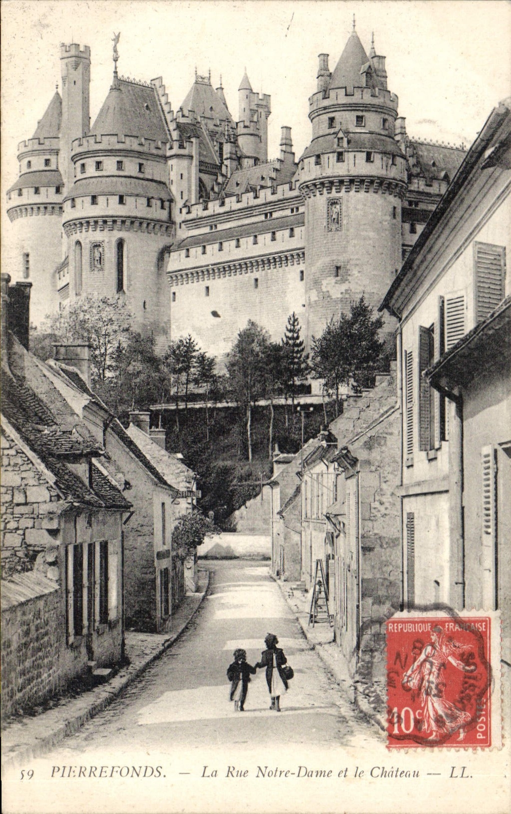 CPA Pierrefonds La Rue Notre Dame et le Chateau 