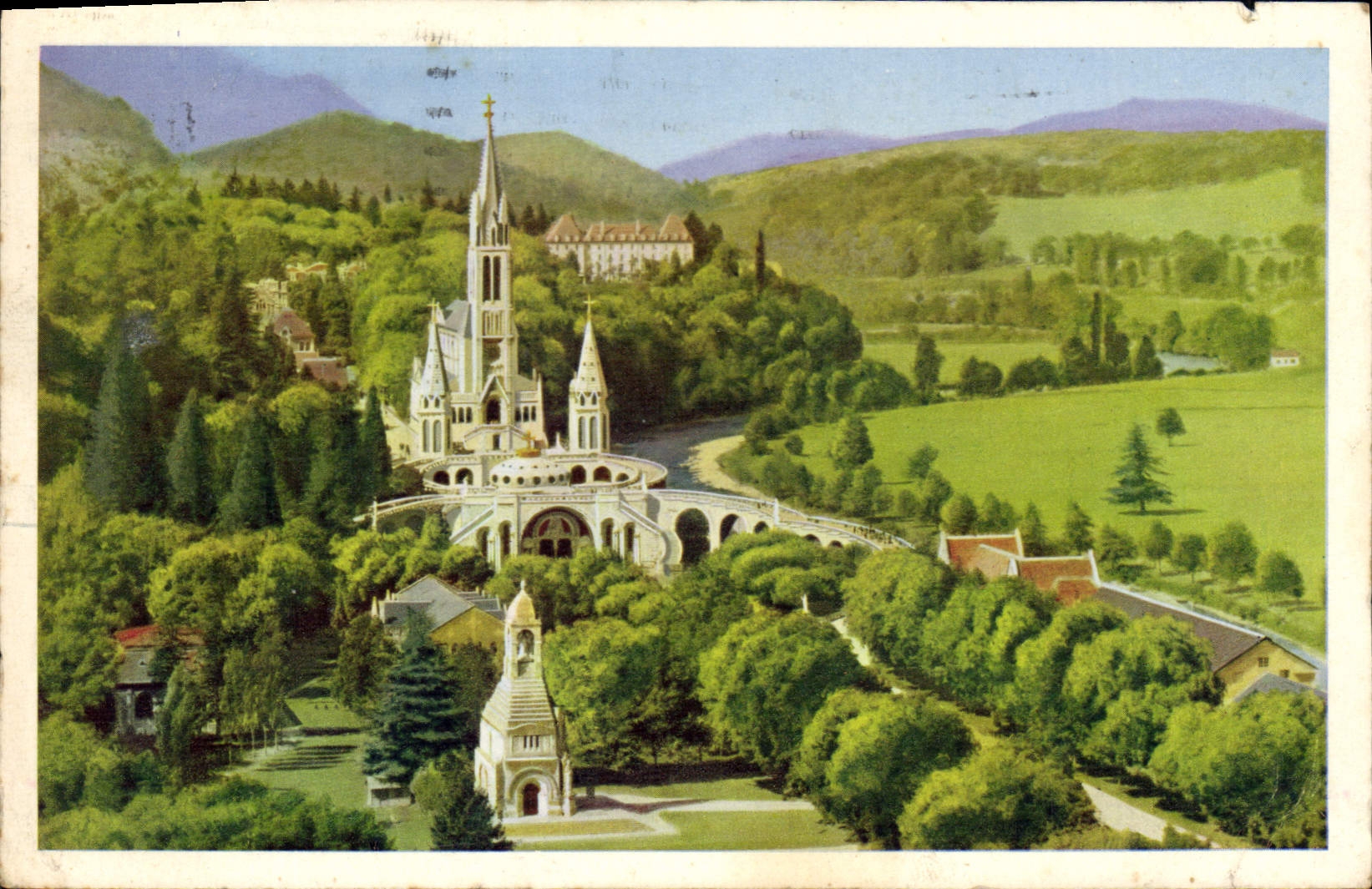 CPA Lourdes Le Monument aux Morts et la Basilique 