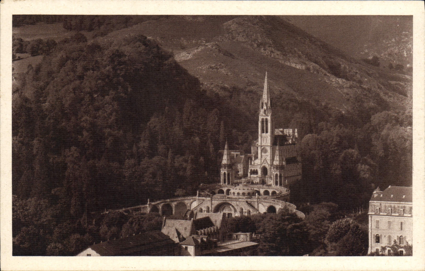 CPA Lourdes La Basilique vue Plongeante 