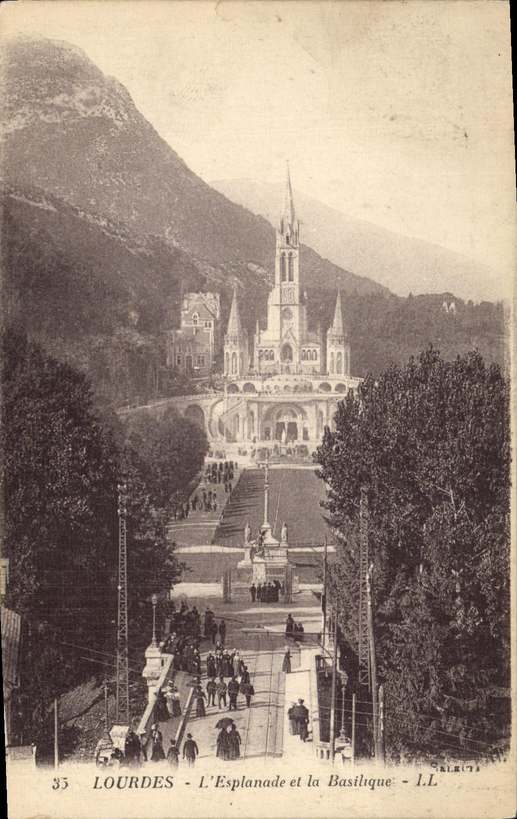 CPA Lourdes L'Esplanade et la Basilique 